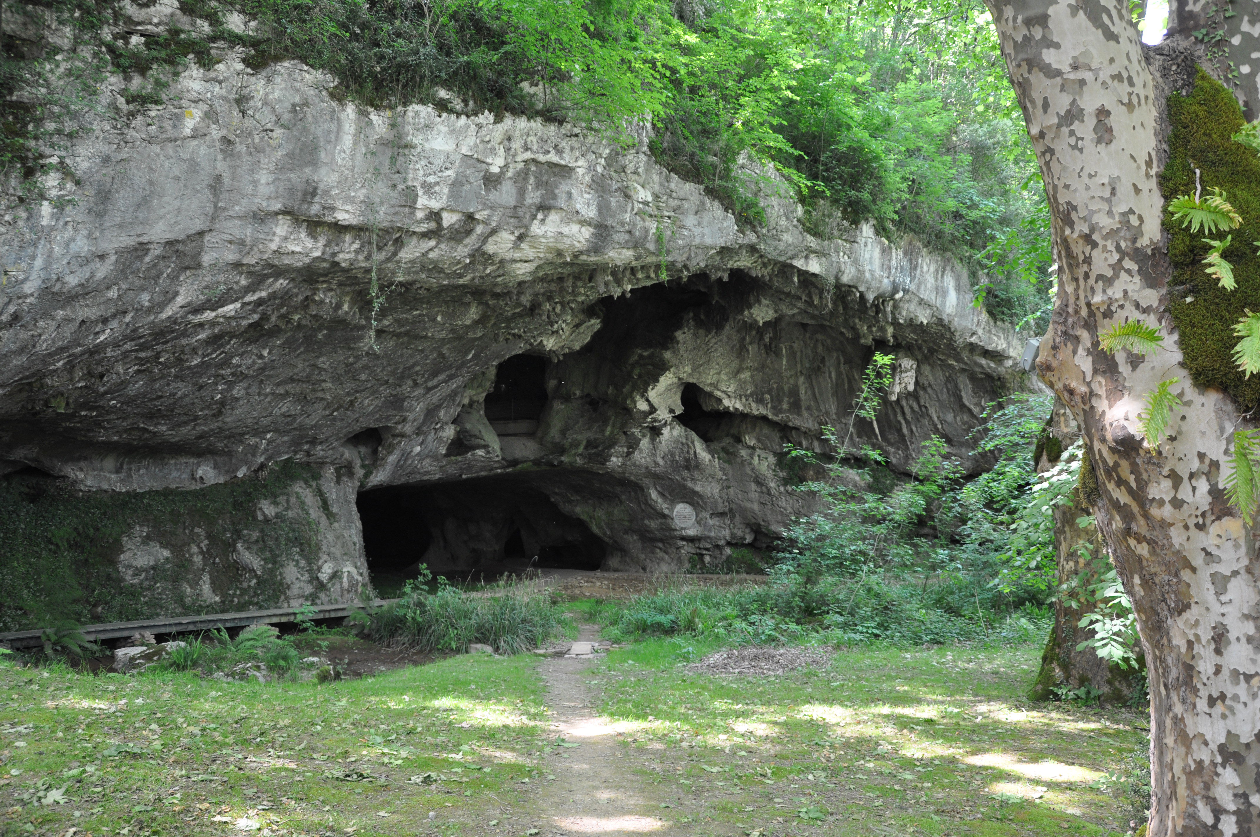 Descubre las fascinantes cuevas de Aquitania y su legado prehistórico