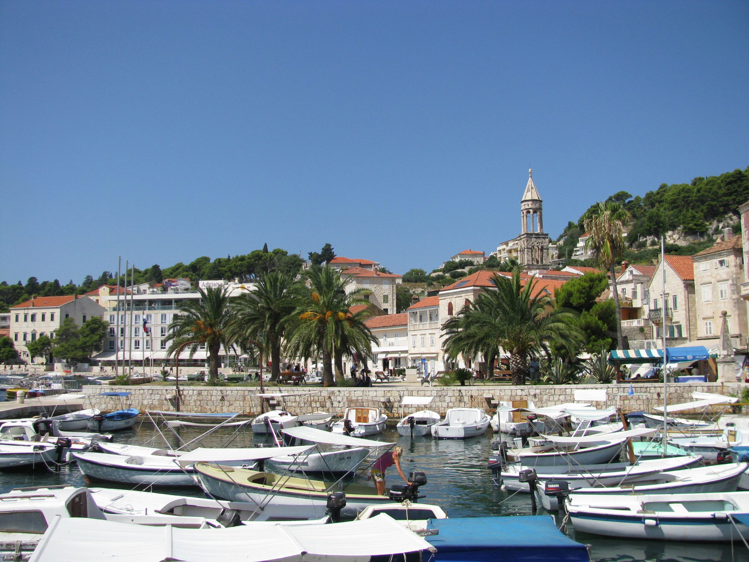 Puerto y paseo marítimo de Hvar, por Lonifasiko