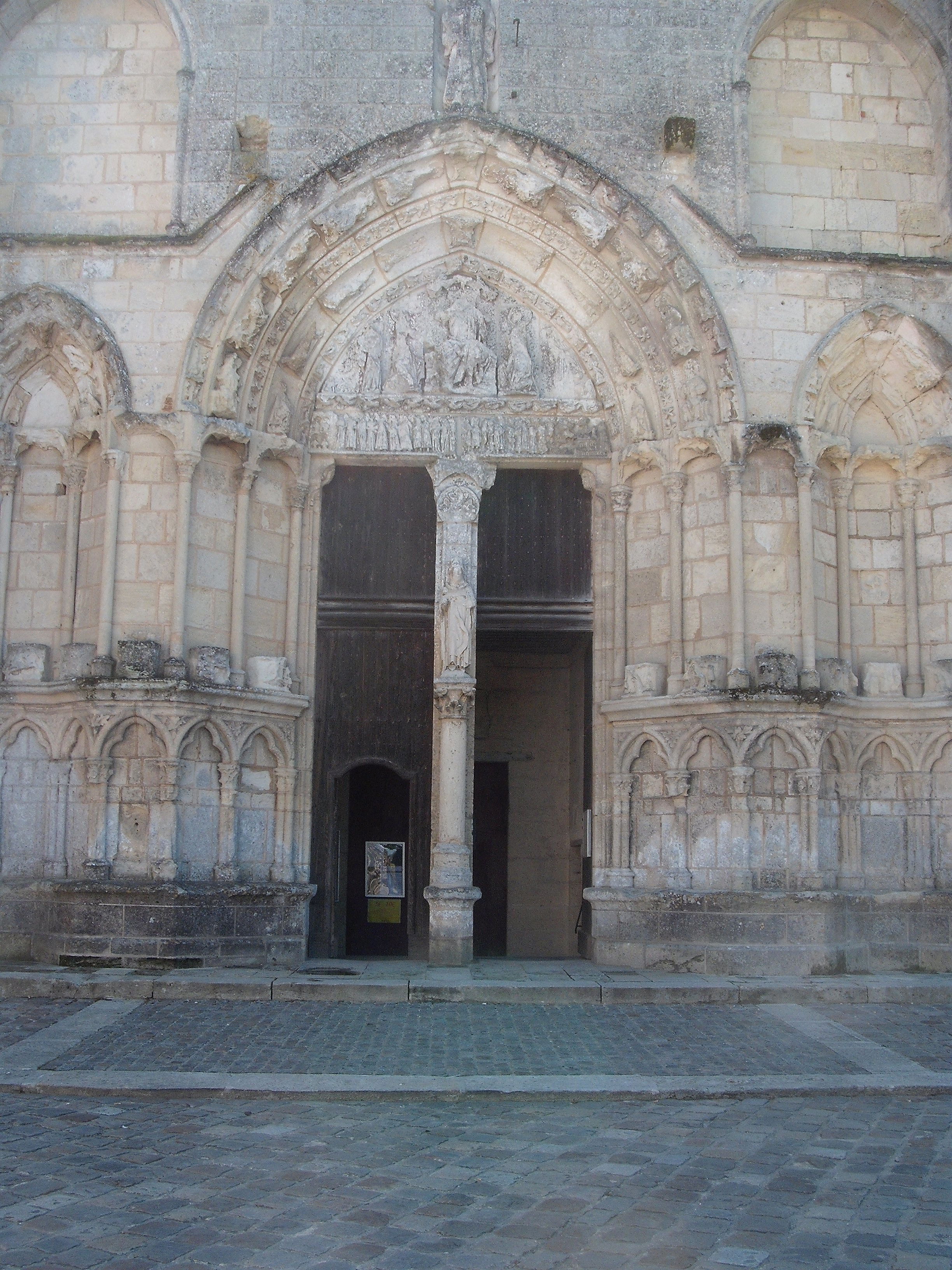 Iglesia y claustro de la Collégiale, por Eloïse 