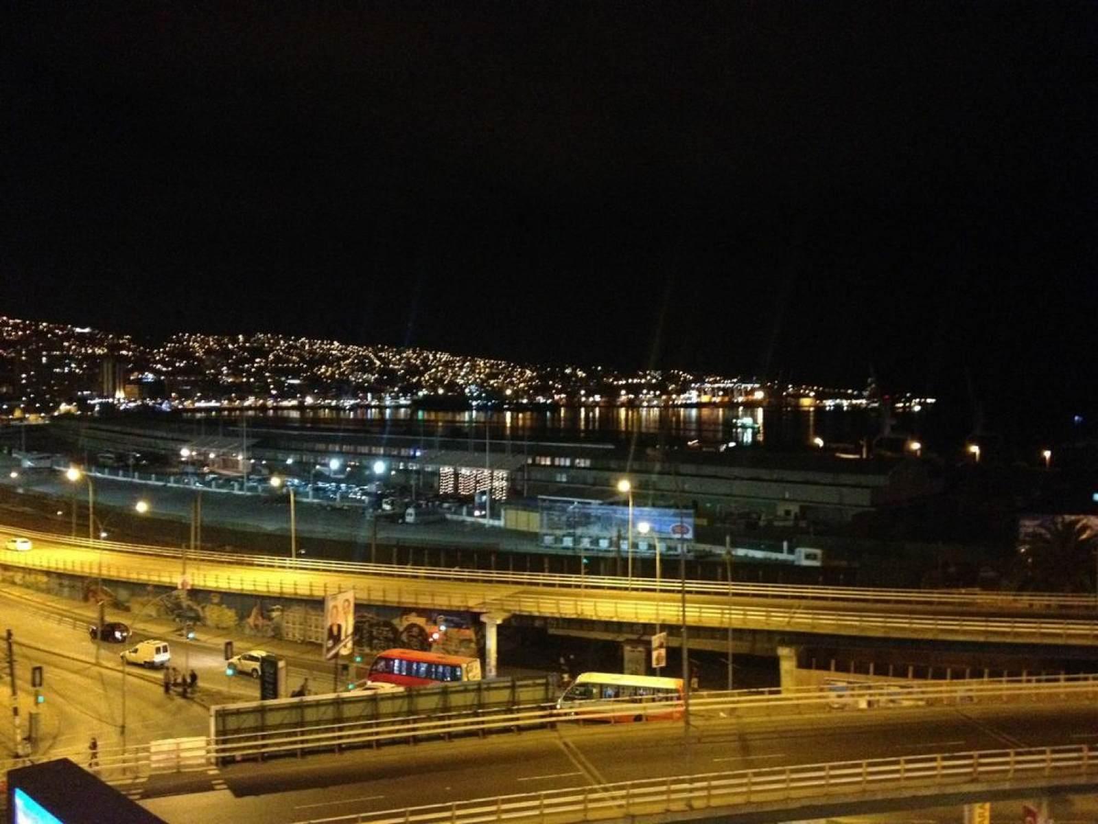 Vista nocturna de Valparaíso, por M.Inés