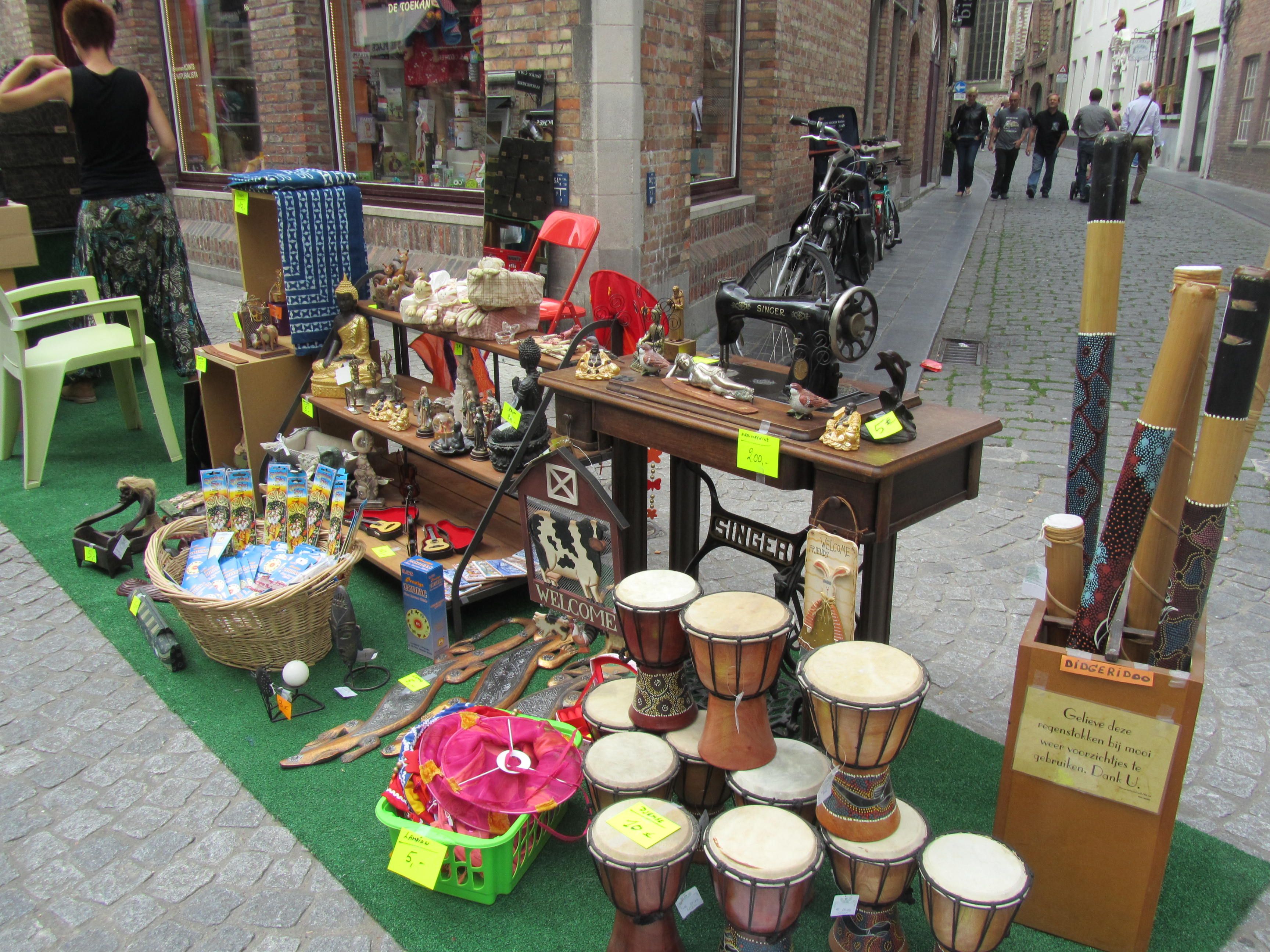 Feria de Antigüedades y usados en Sint-Salvator's Koor Straat, por Marta Pilar