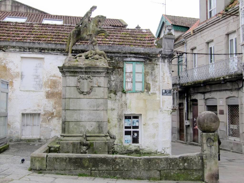 Fuente y Estatua de Santiago, por Lala