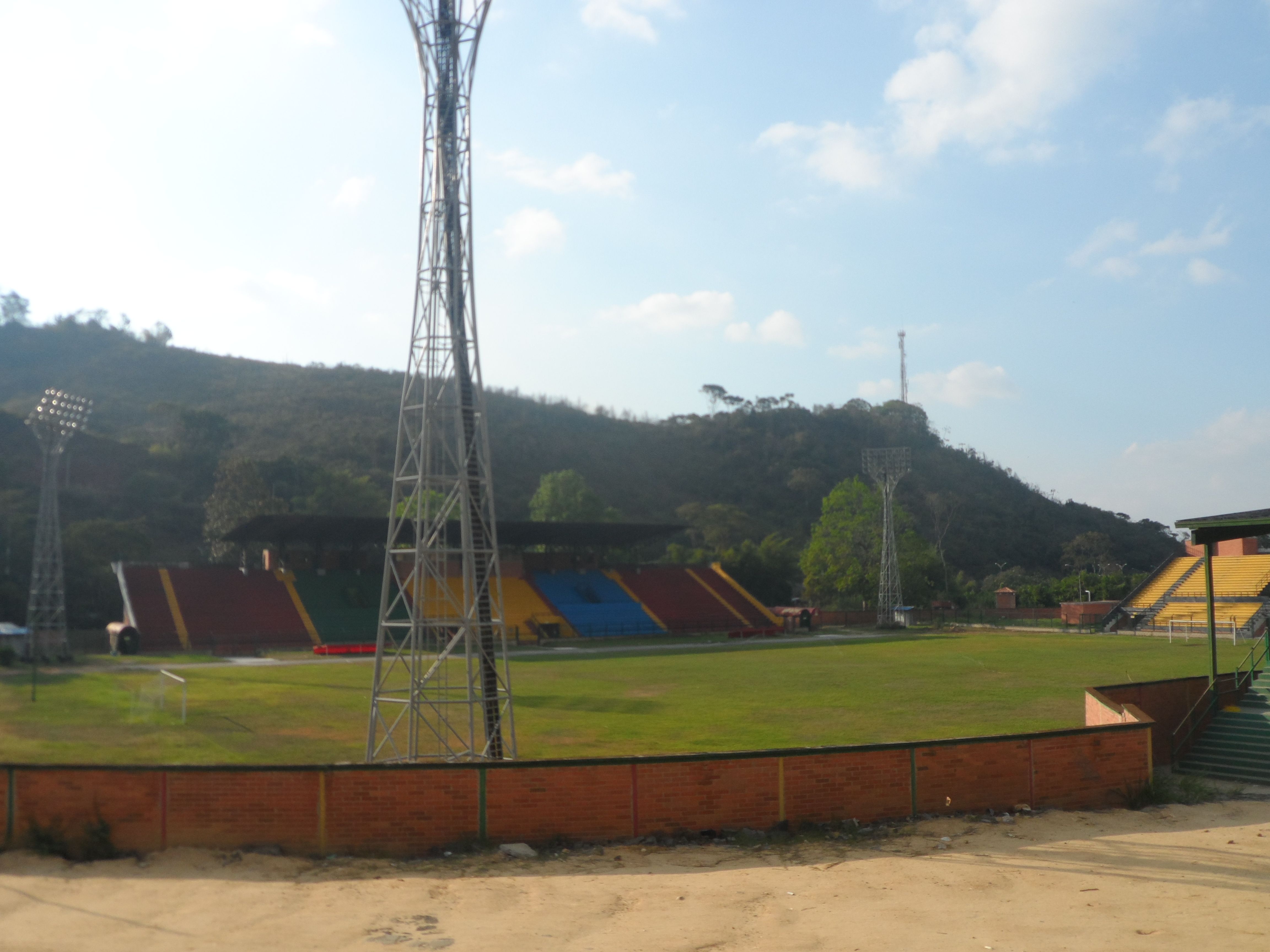 Estadio Álvaro Gómez Hurtado, por César - Mochilero