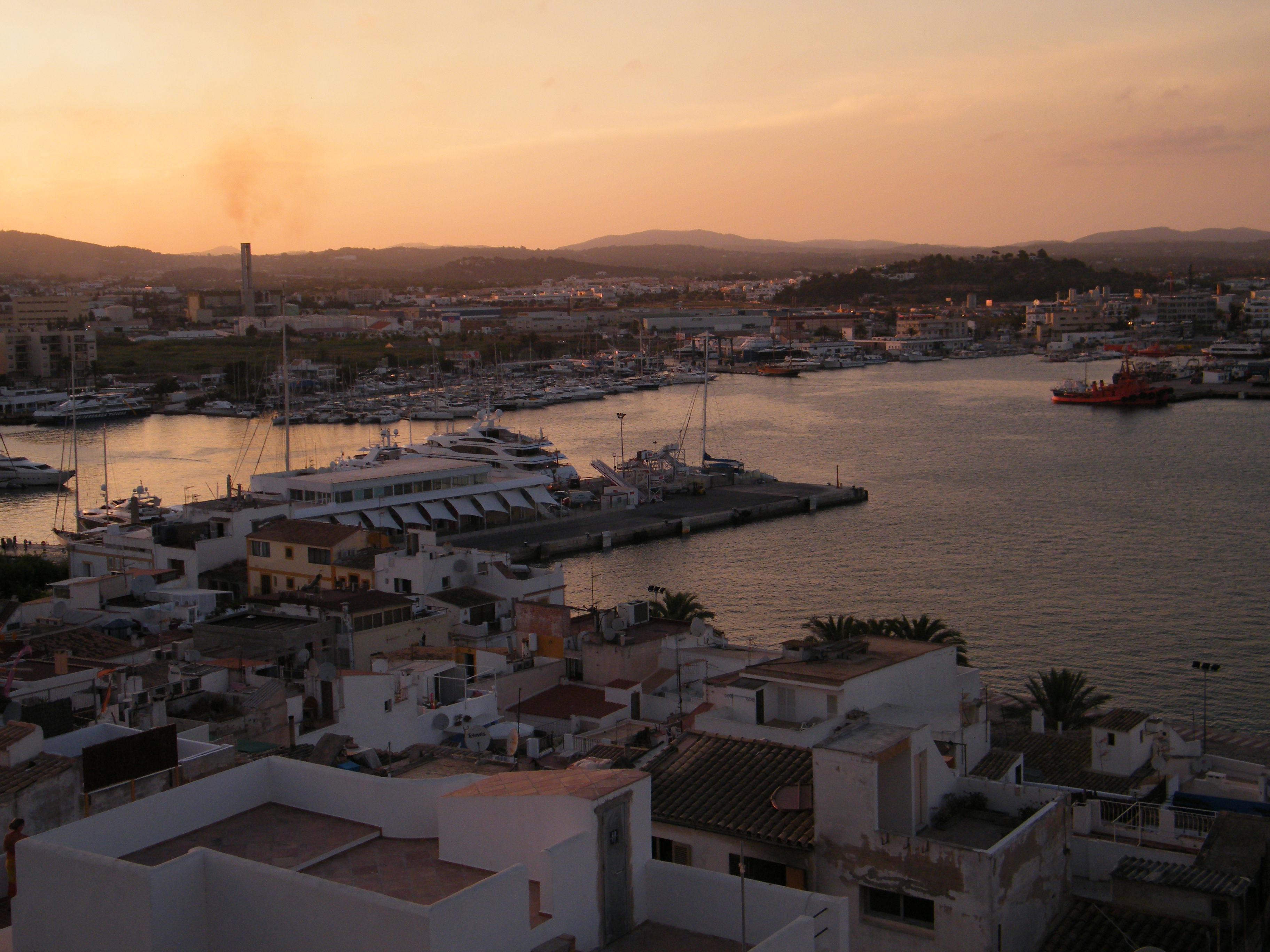 Calles en Ibiza: descubrimientos y encanto en la isla mágica