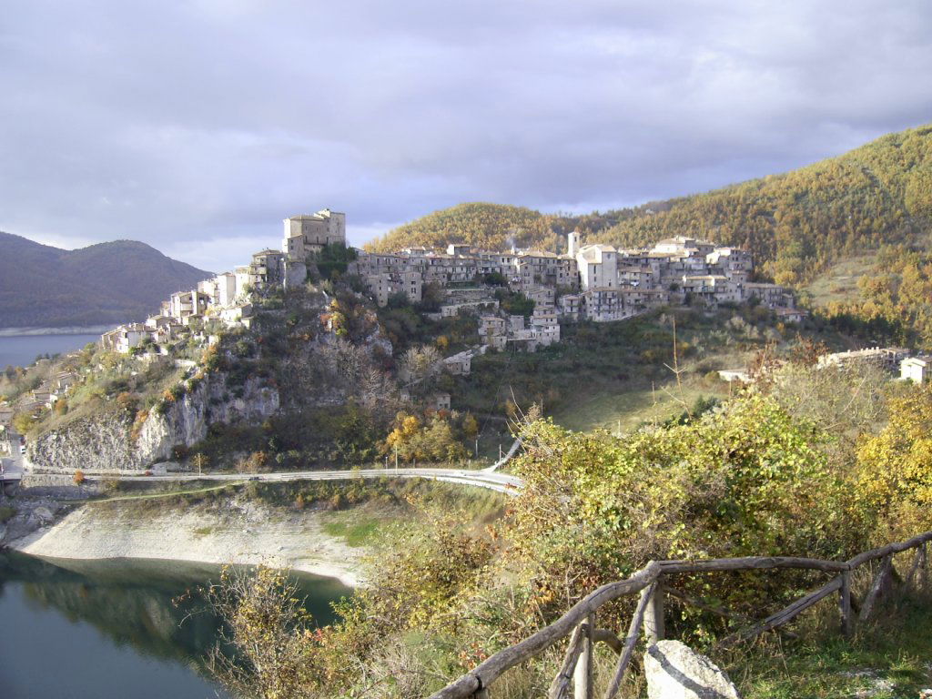 Castel di Tora, por AlexSandro