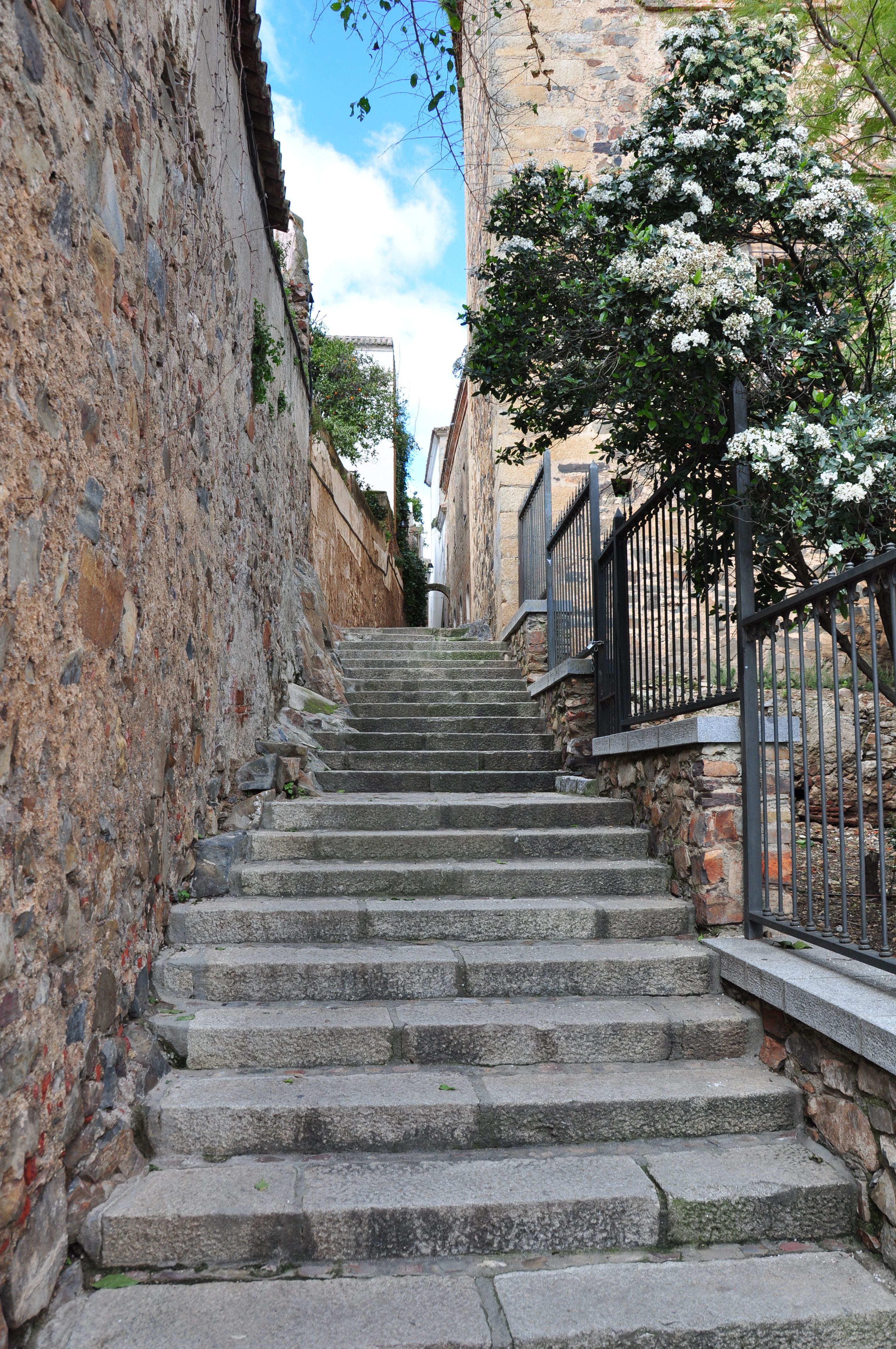 Calles de Cáceres que cuentan historias y encantos únicos