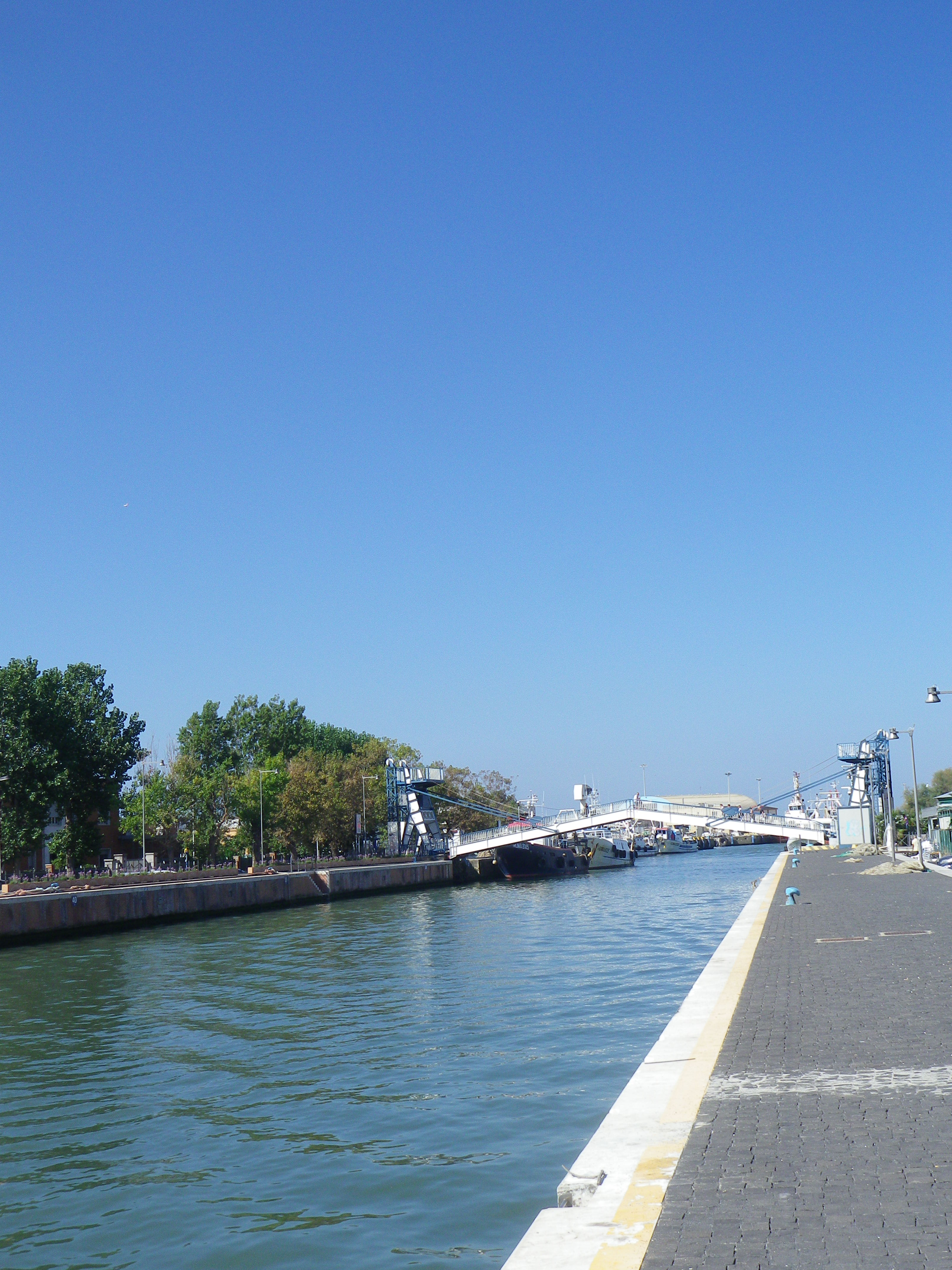 Il canale del Tevere a Fiumicino, por cinzia d'agostino