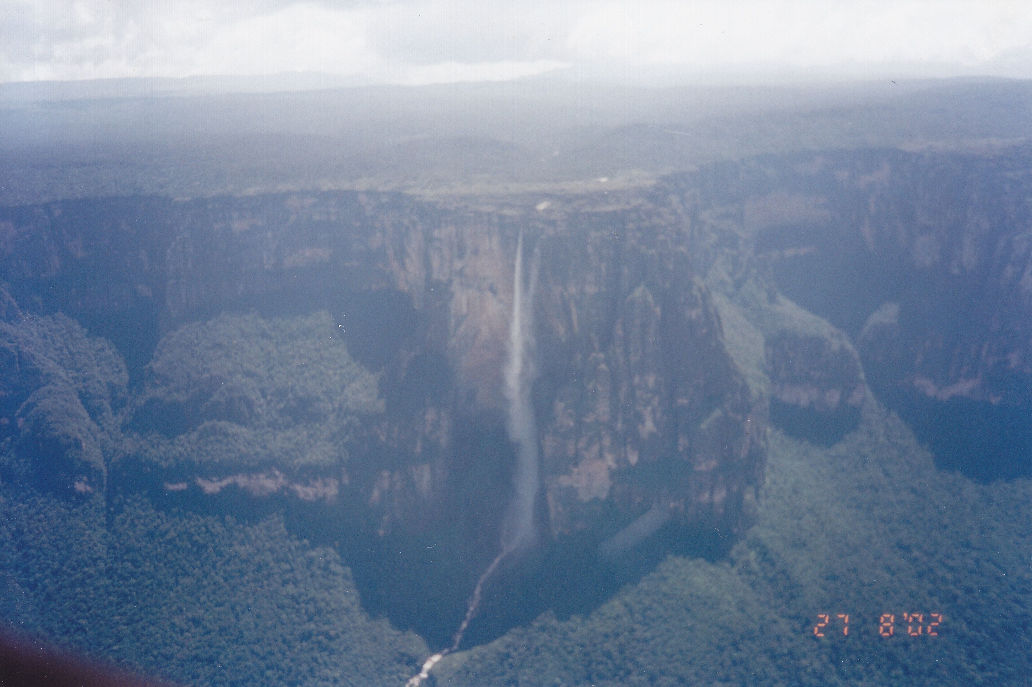 Vuelo sobre el Salto del Angel, Canaima, Venezuela, por leiniz zerpa