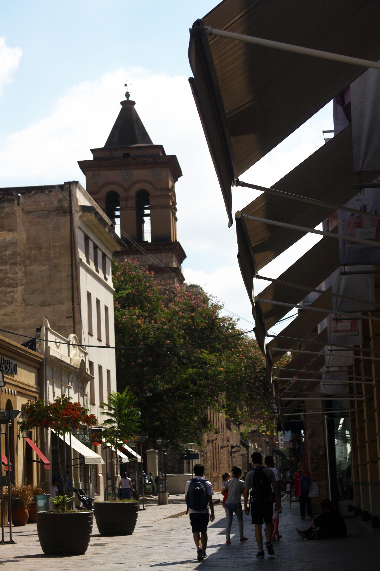 Calle Caseros, por Tribi Lin