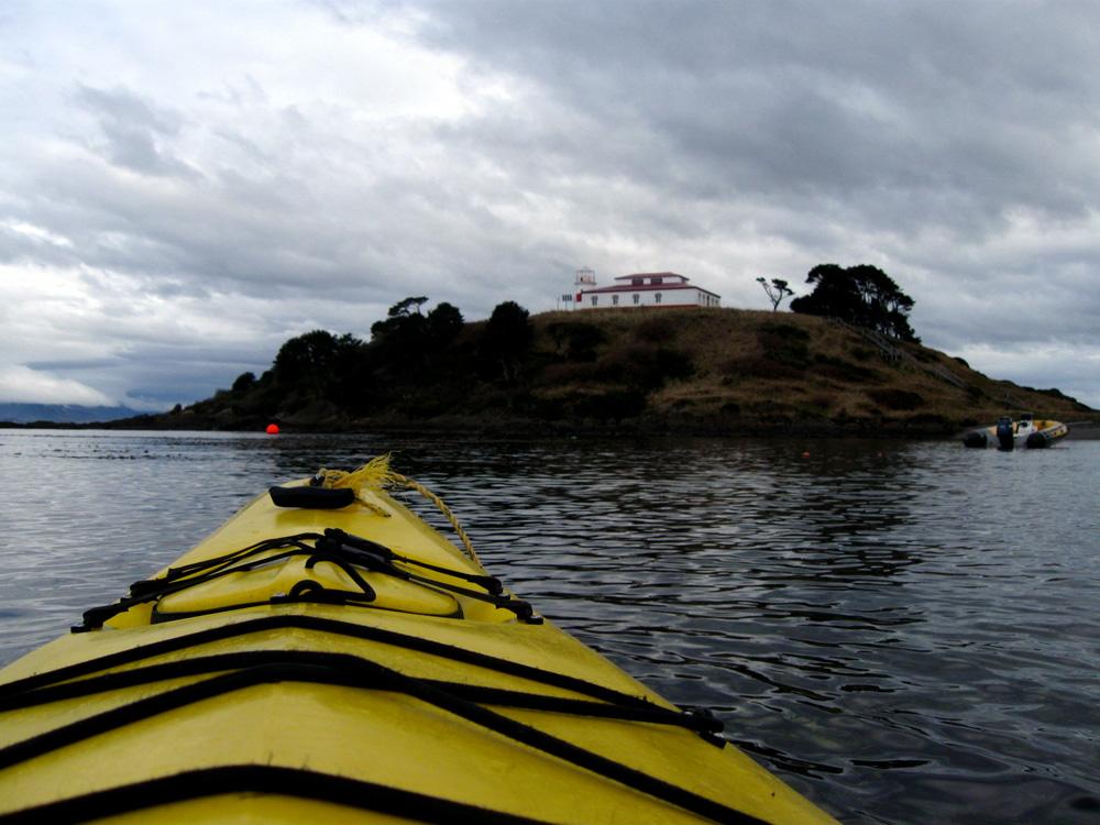 Kayak en el Estrecho de Magallanes, por Tribi Lin