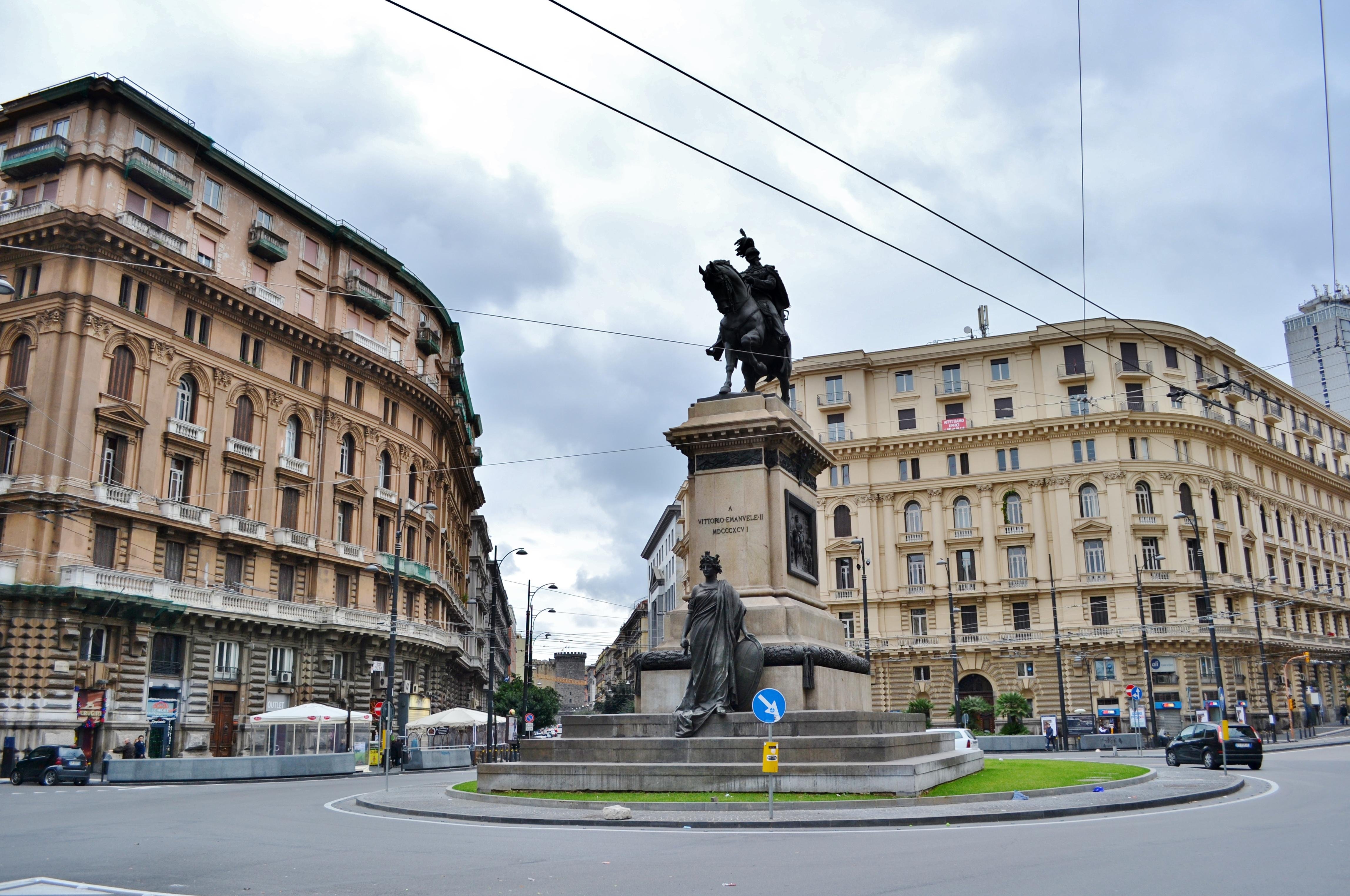 Piazza Bovio a Napoli: 2 opinioni e 4 foto