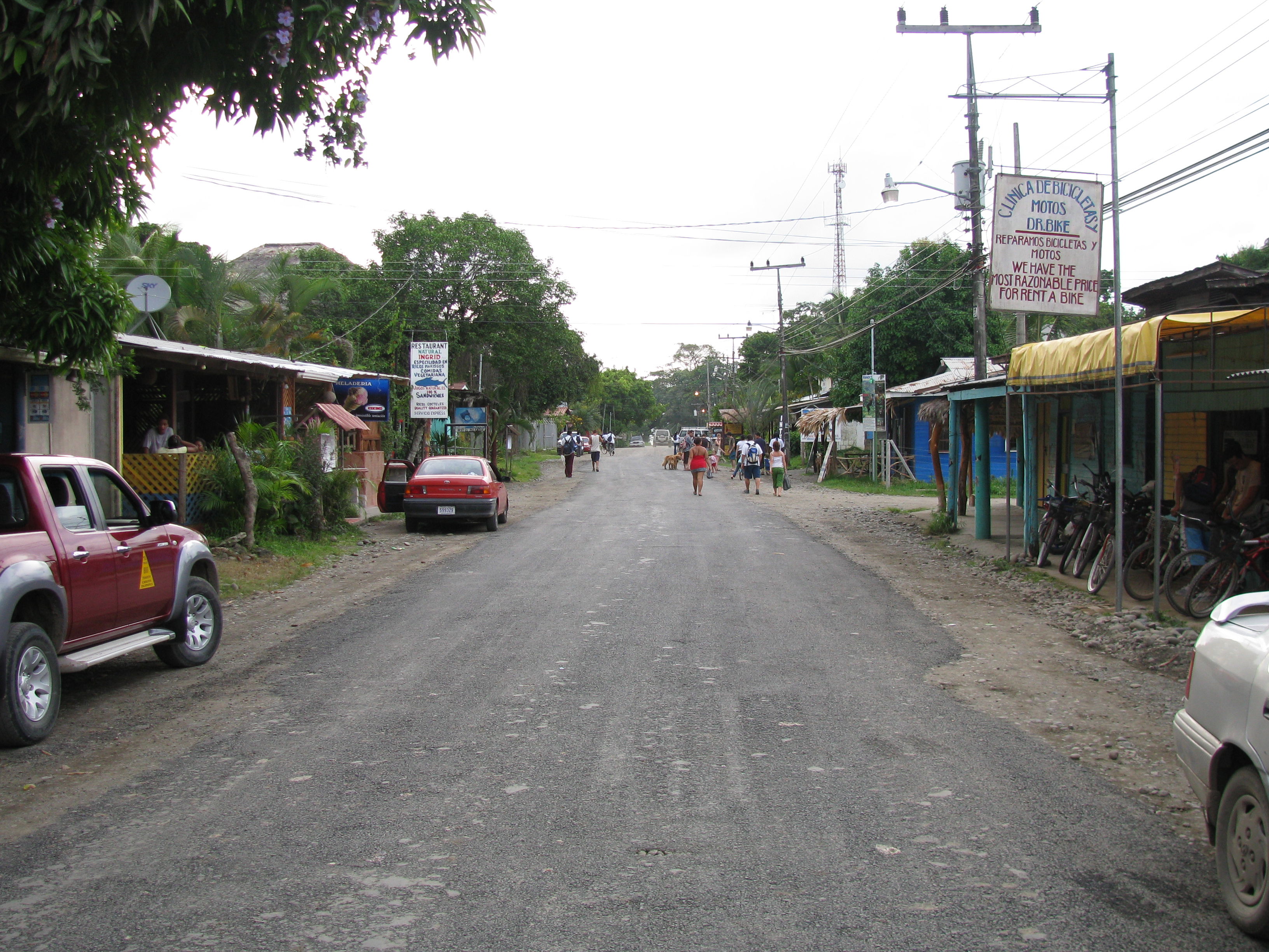 Calles principales de Cahuita, por Lonifasiko