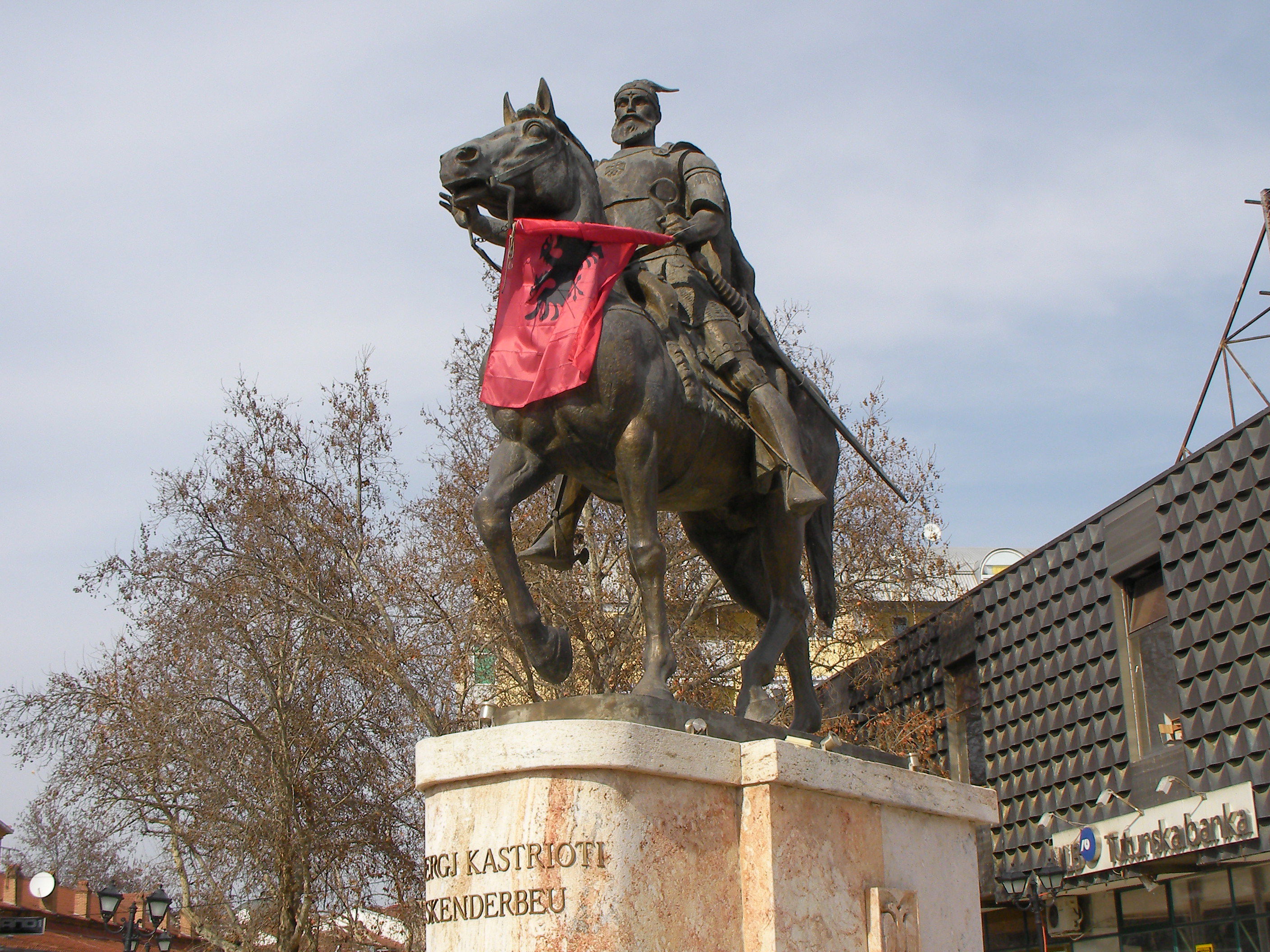 Estatua ecuestre de Skanderberg, por Héctor mibauldeblogs.com