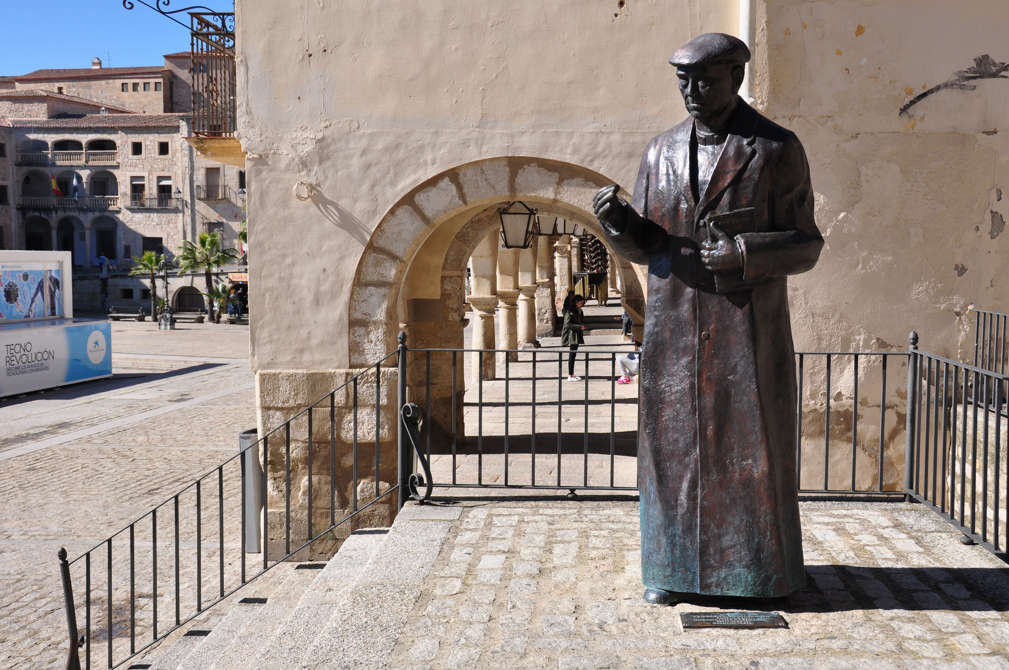 Escultura a Don Ramón Núñez, por Kris por el mundo