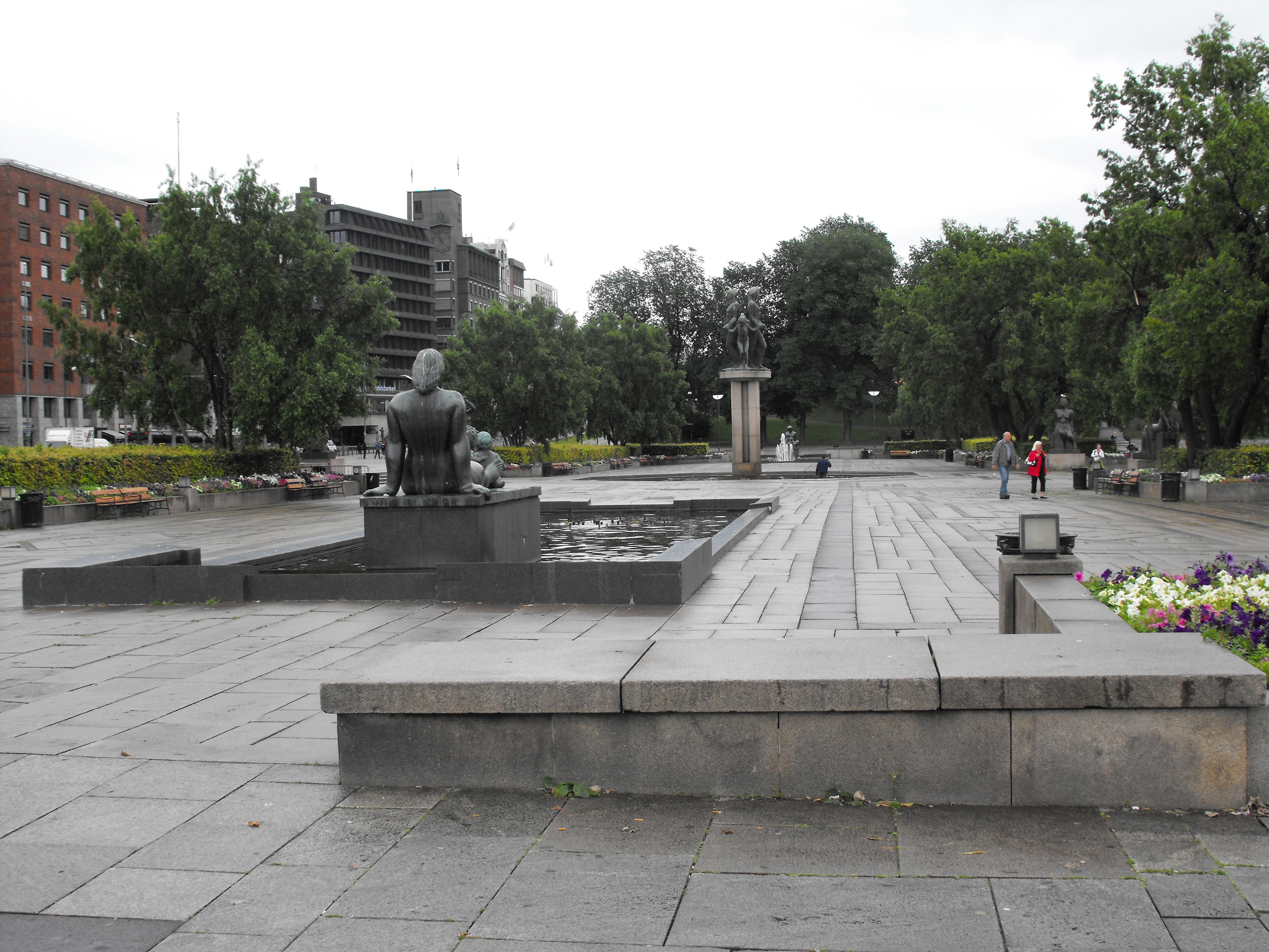 Plaza del ayuntamiento Radhusplassen, por Carole D.