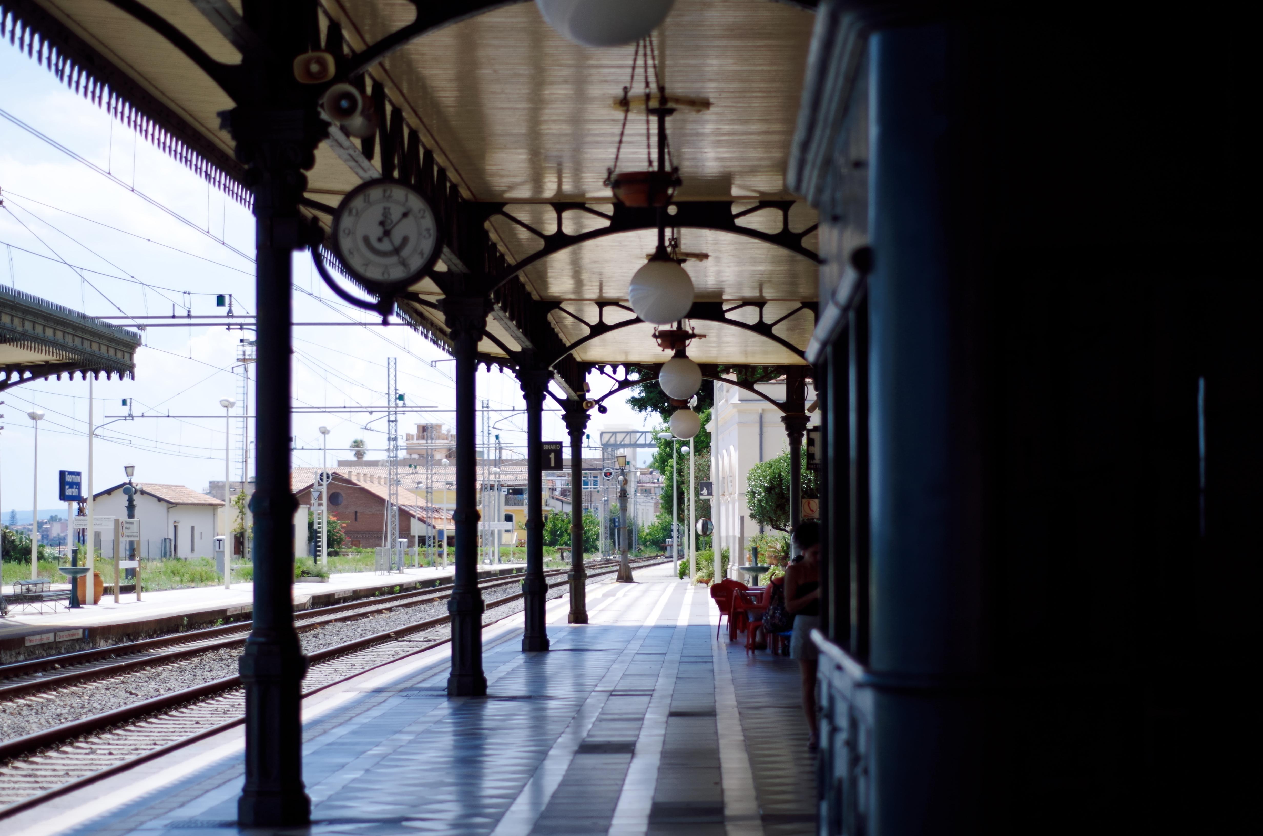 Estaciones de tren en Sicilia: descubre la magia de su red ferroviaria