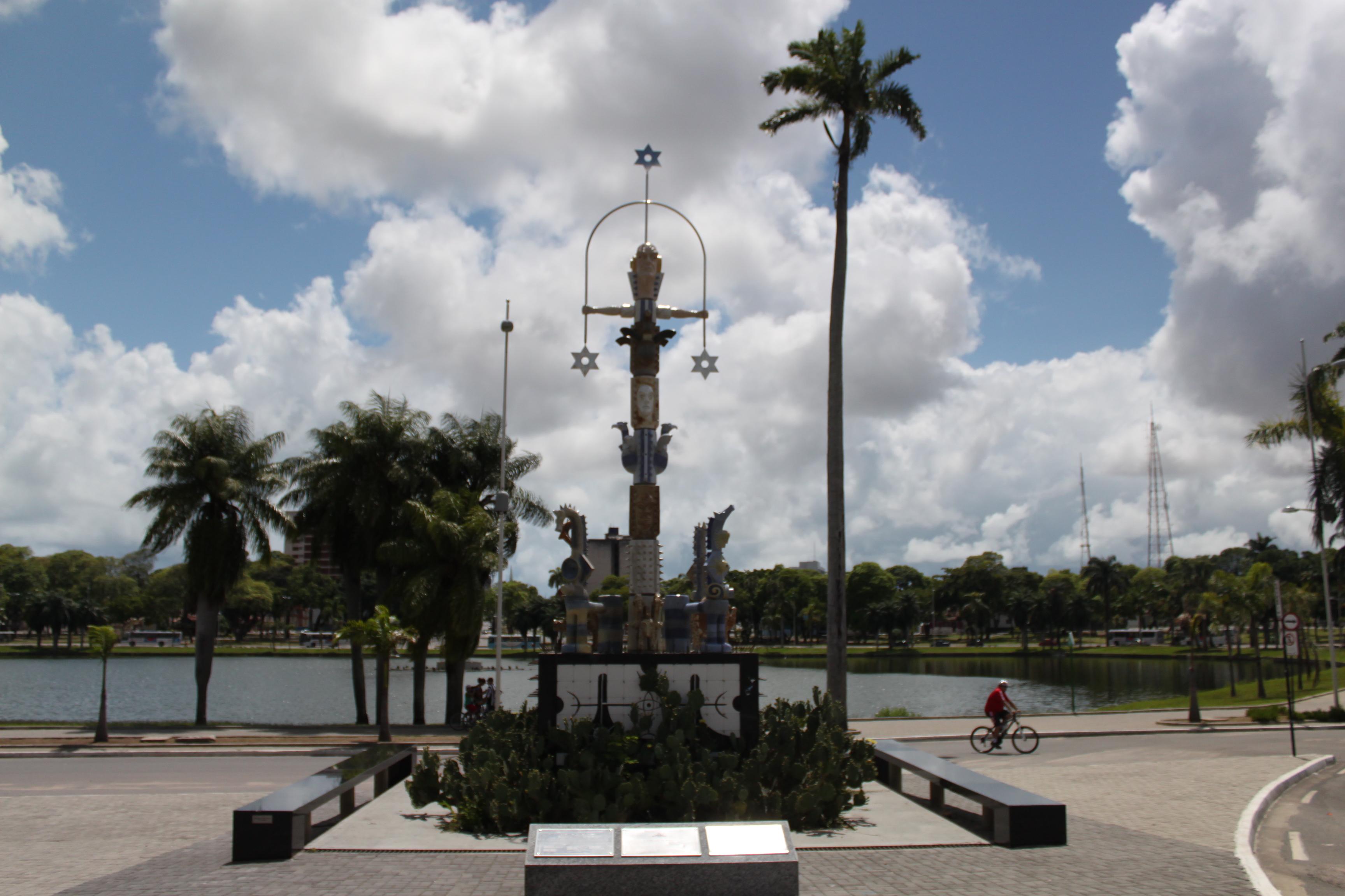 Monumento en el parque Solon de Lucena, por Cleide Isabel