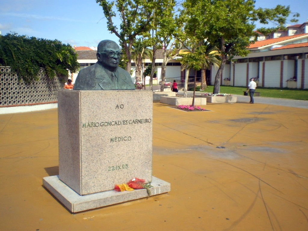 Monumento a Mario Gonçalves Carneiro, por Lala