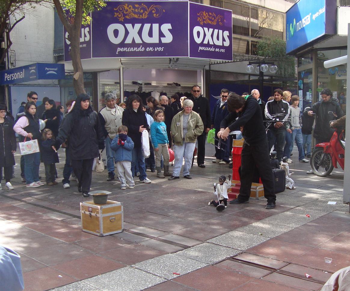 Marionetas en Peatonal  San Martín, por Marta Pilar