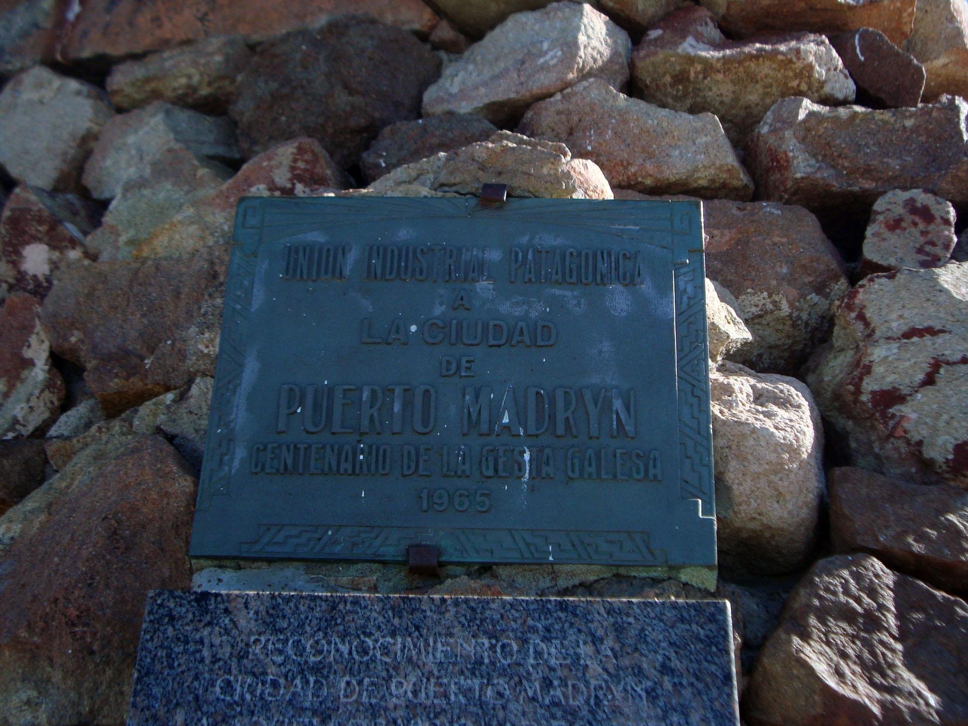 Monumento Indio en Madryn: 2 y 7 fotos