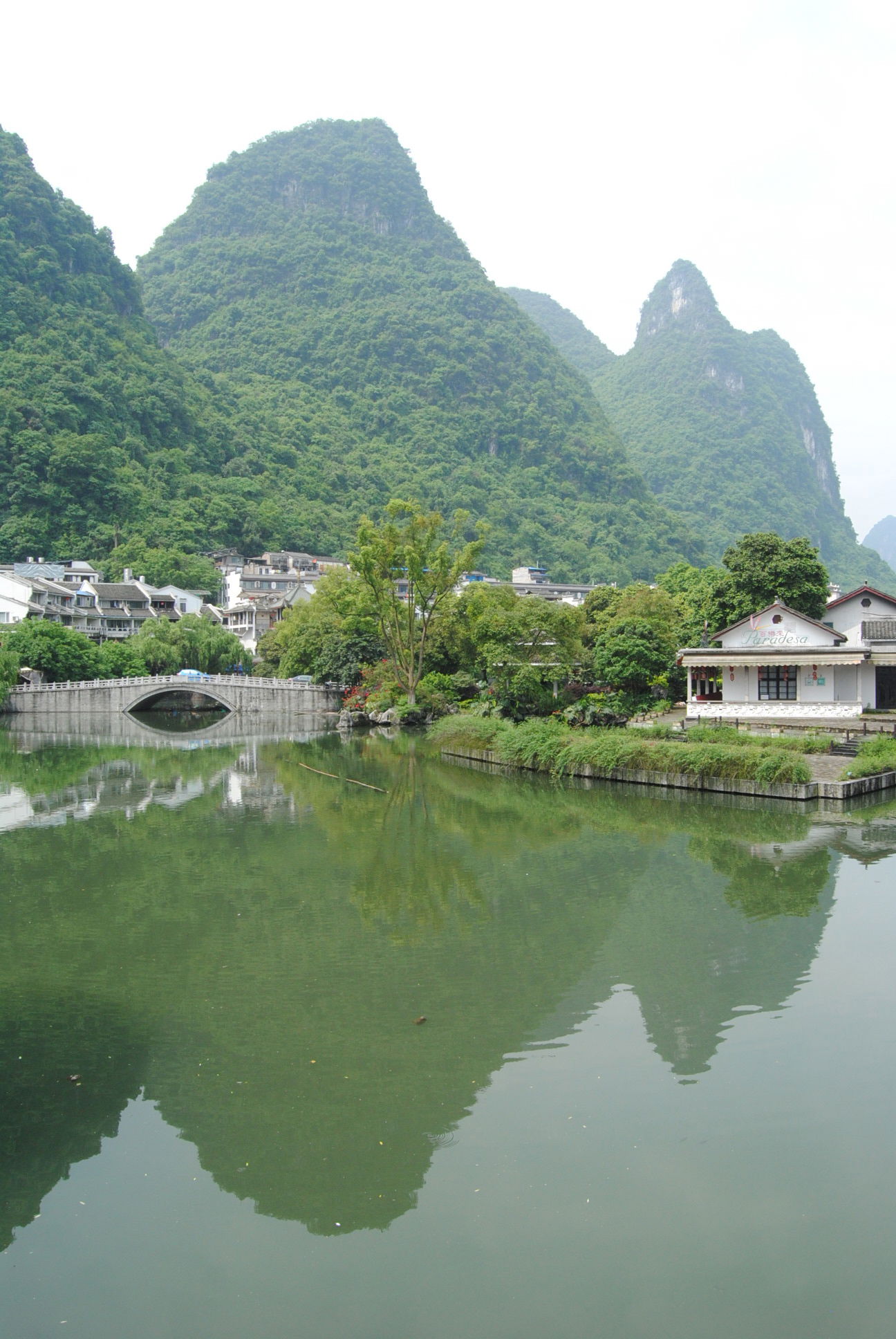 Entorno de Yangshuo, por Bryllo