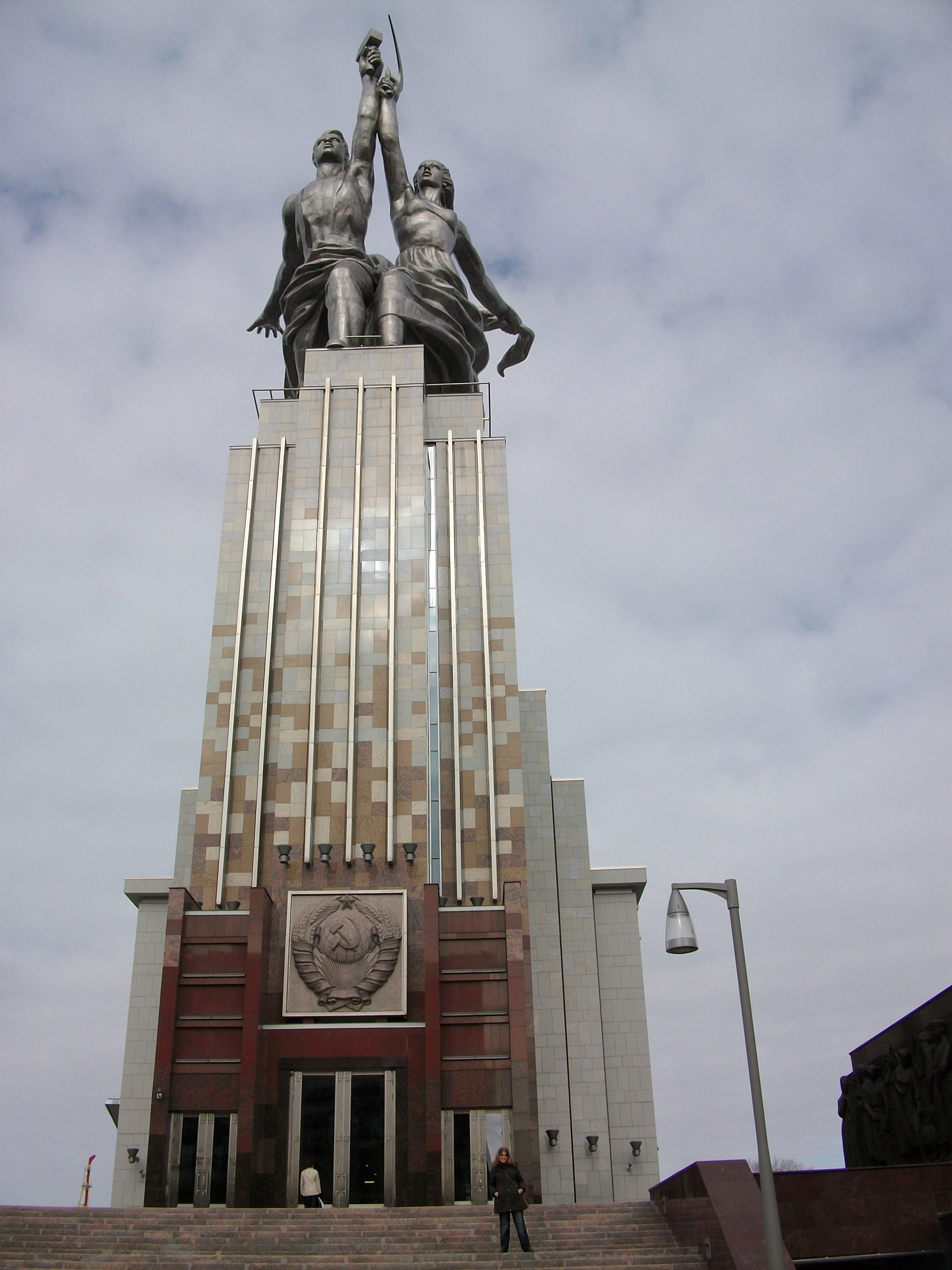 Monumento del trabajador y mujer agrícola, por juan manuel pérez gómez