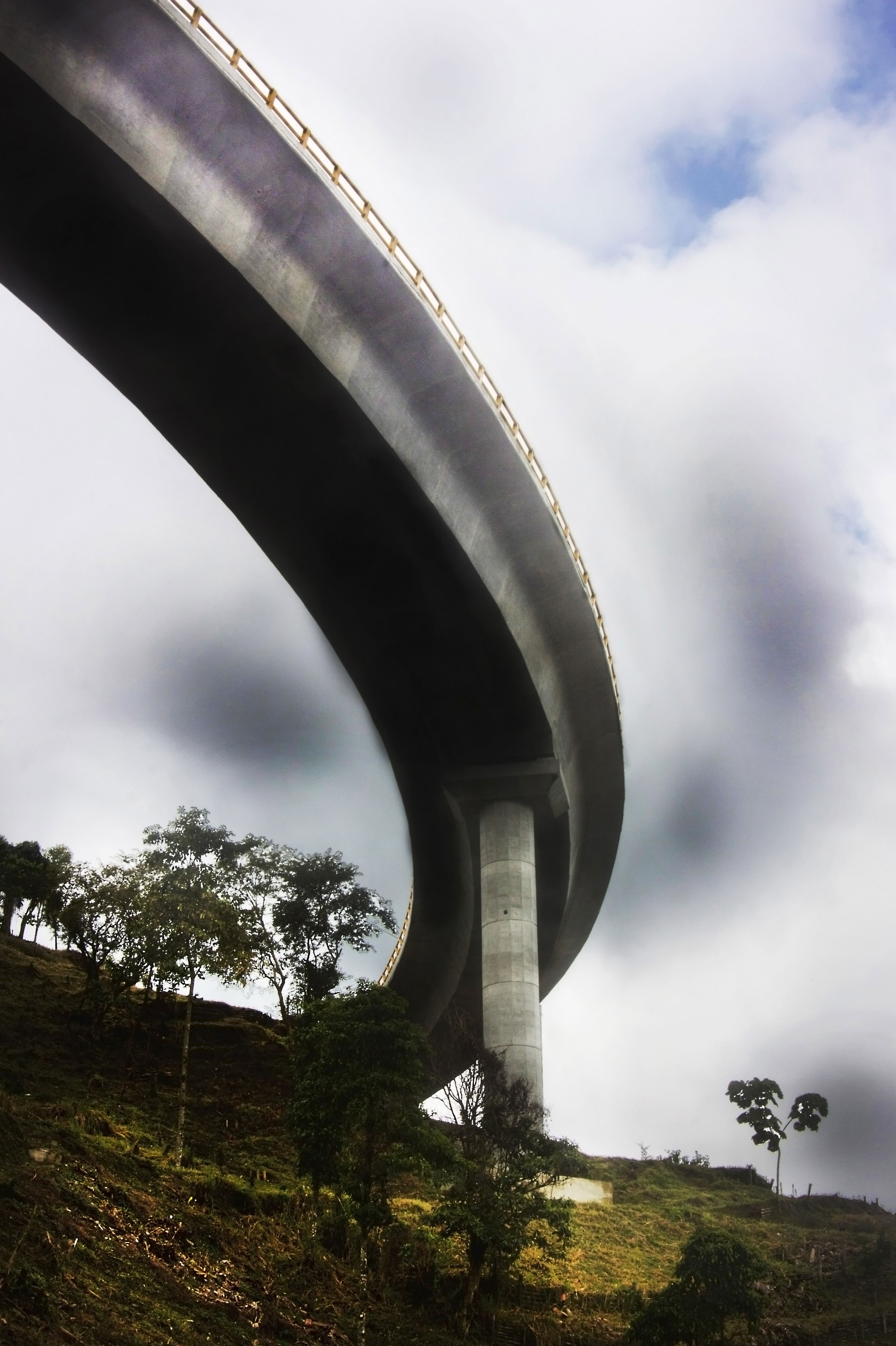 Viaducto, por Hugo Nelson Grajales Benjumea