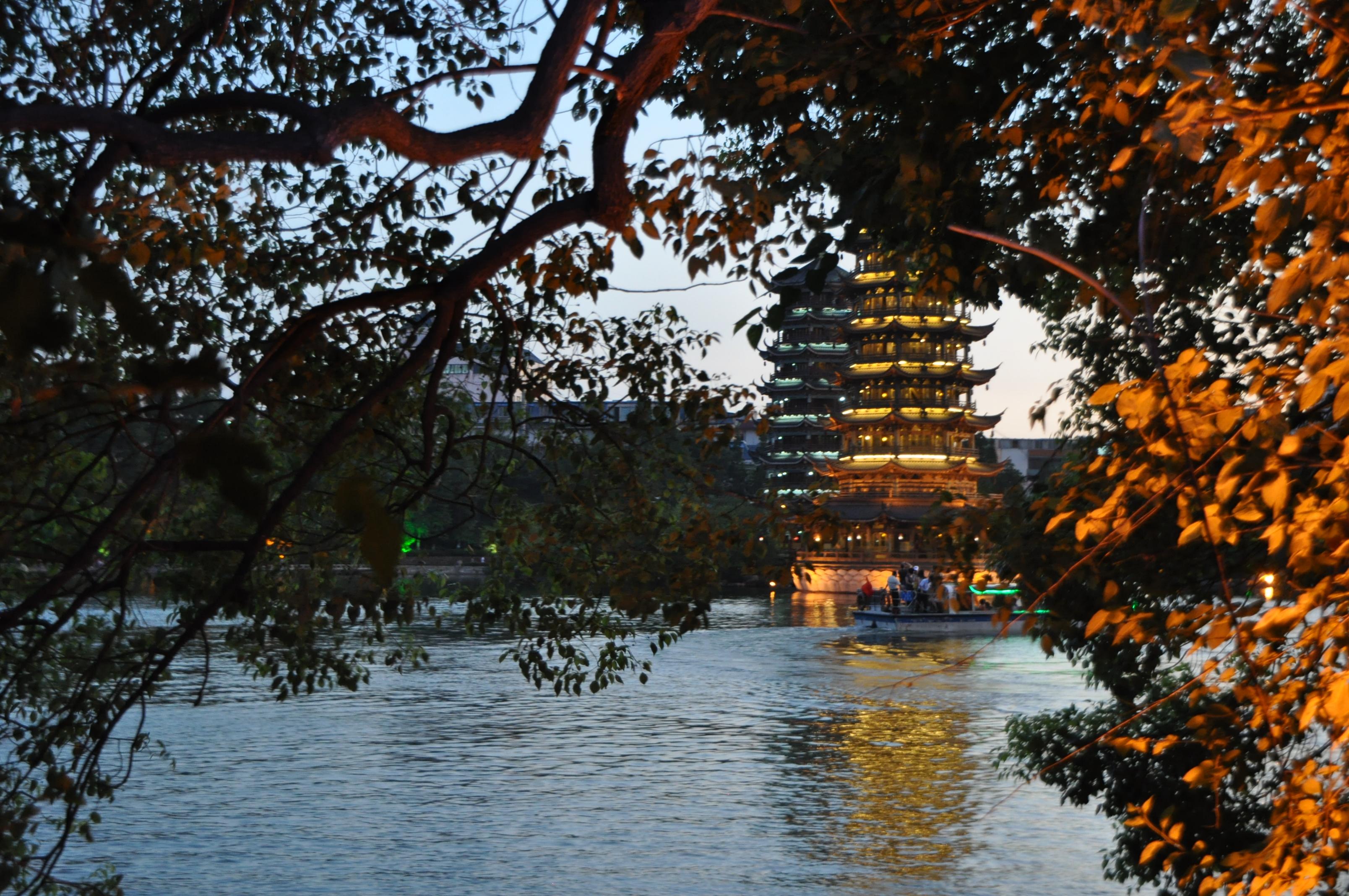 Pagodas del Sol y la Luna, por mar gar
