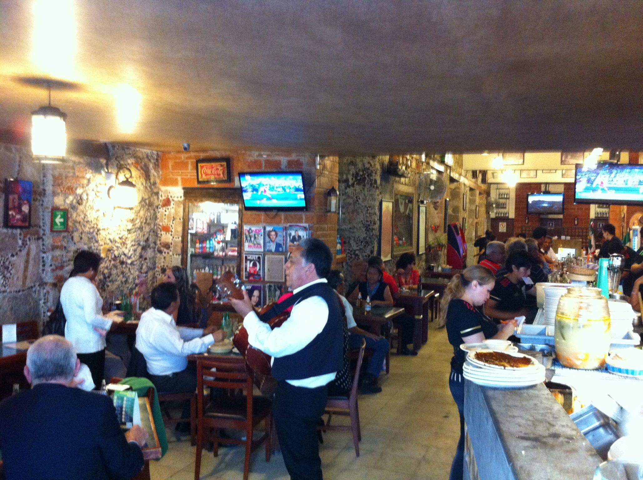 Cantina Buenos Aires, por Pita Hernandez