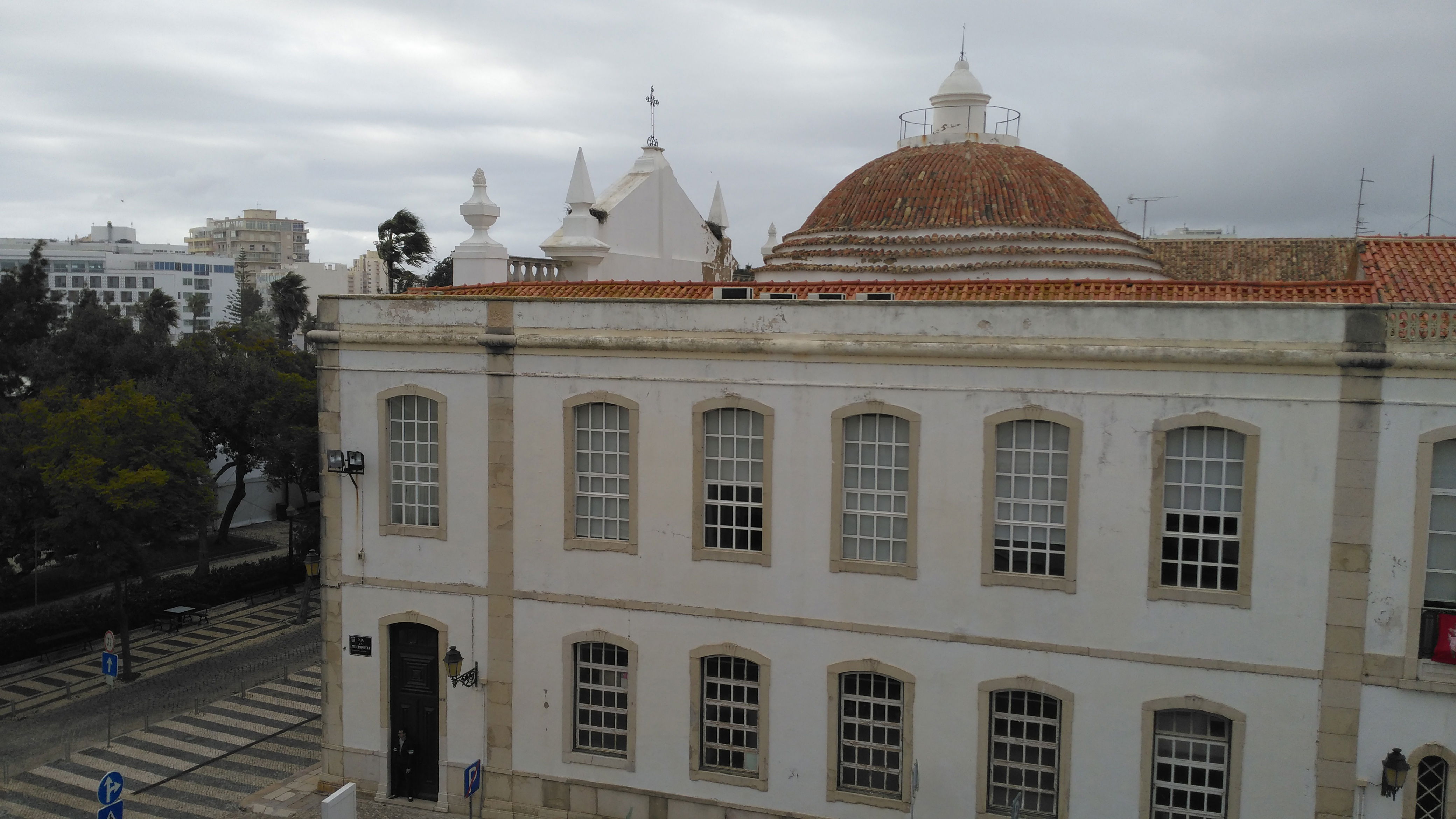 Iglesias en Faro que reflejan la historia y espiritualidad de la ciudad