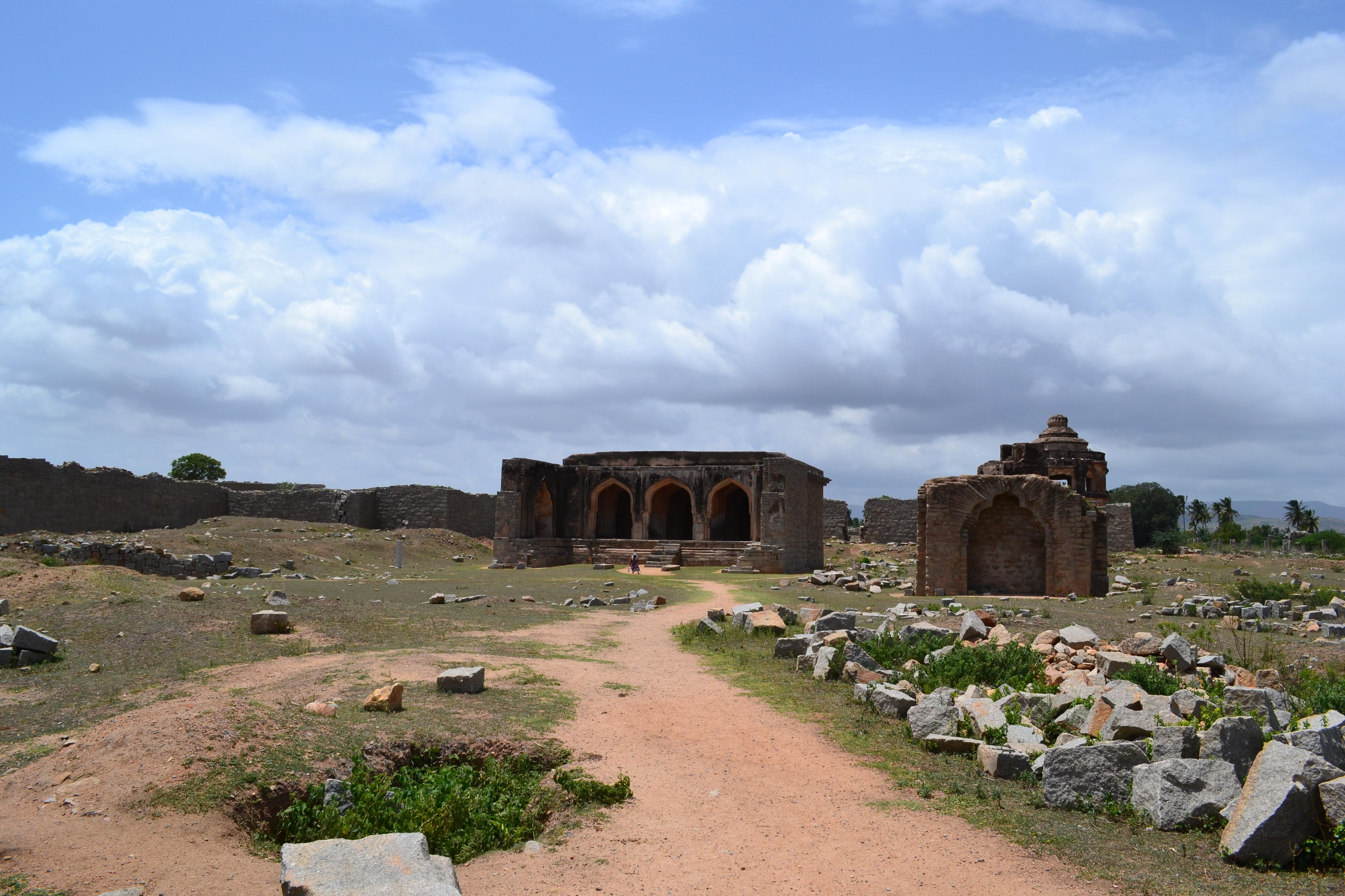 Explorando los fascinantes monumentos históricos de Karnataka