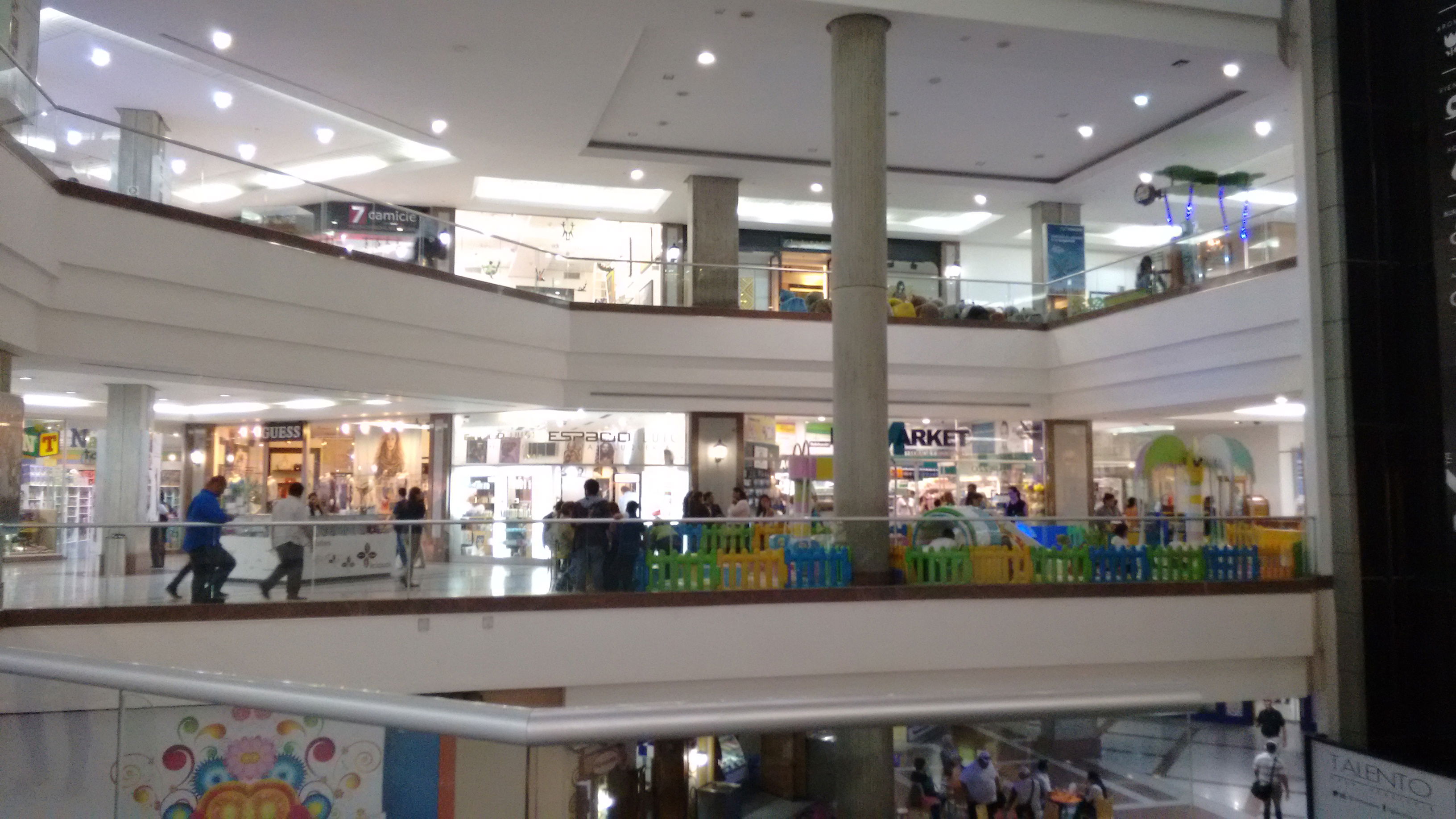 Centro Comercial Paseo el Hatillo, por Dagoberto Bastardo