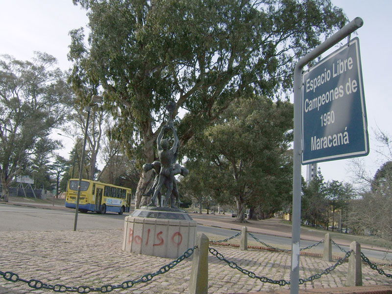 Monumento a los campeones de 1950, por Juan Manuel Sole