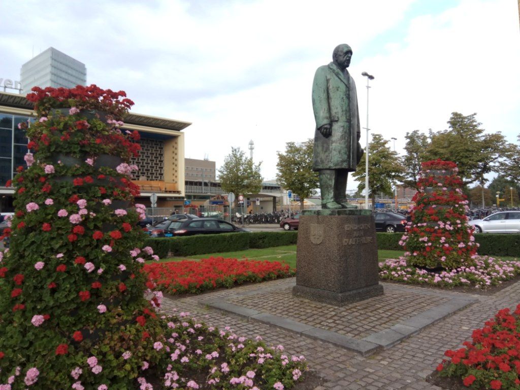 Estatua de Anton F. Philips, por Lala