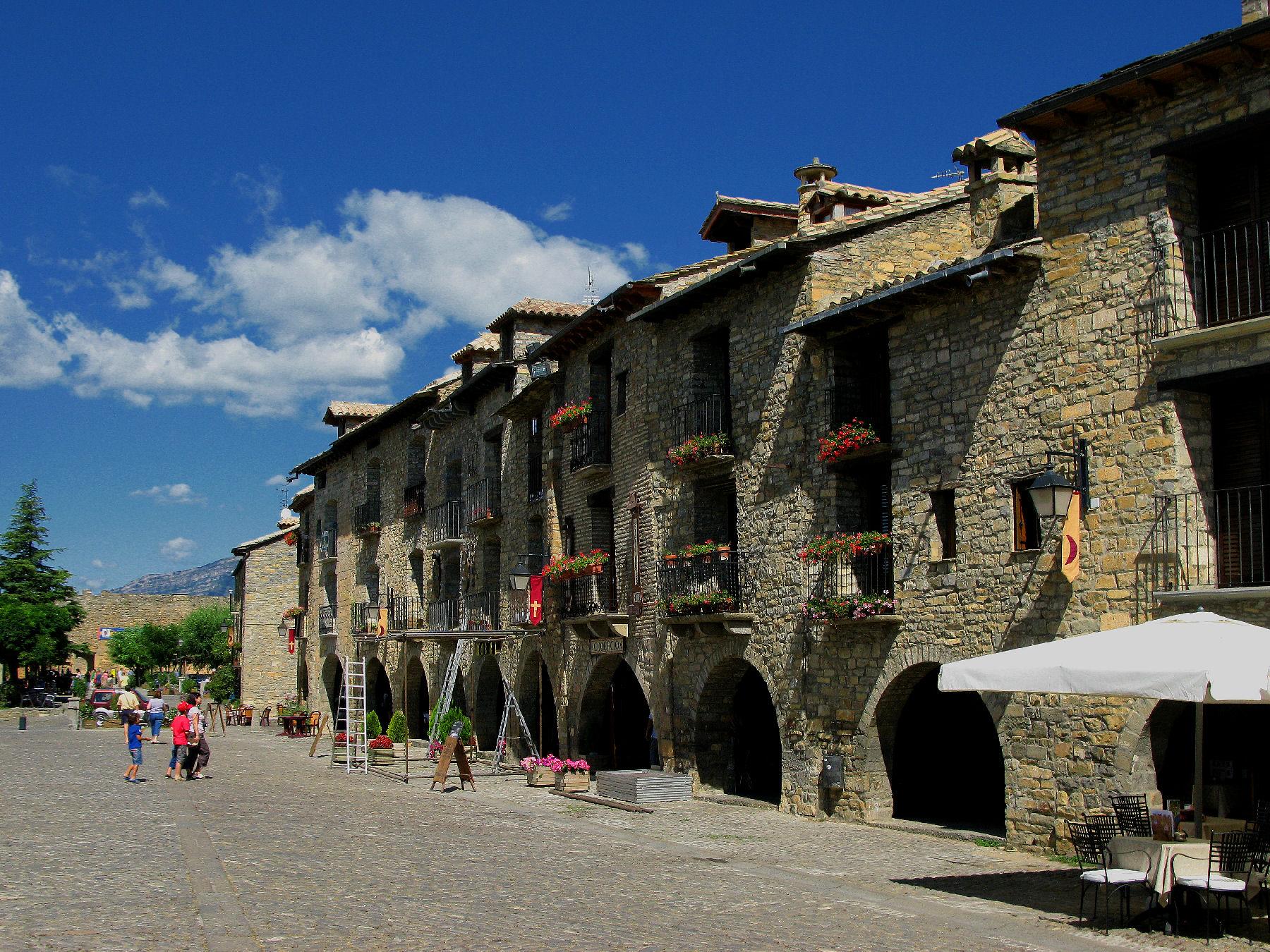 Plaza Mayor de Aínsa, por Meteo Moià