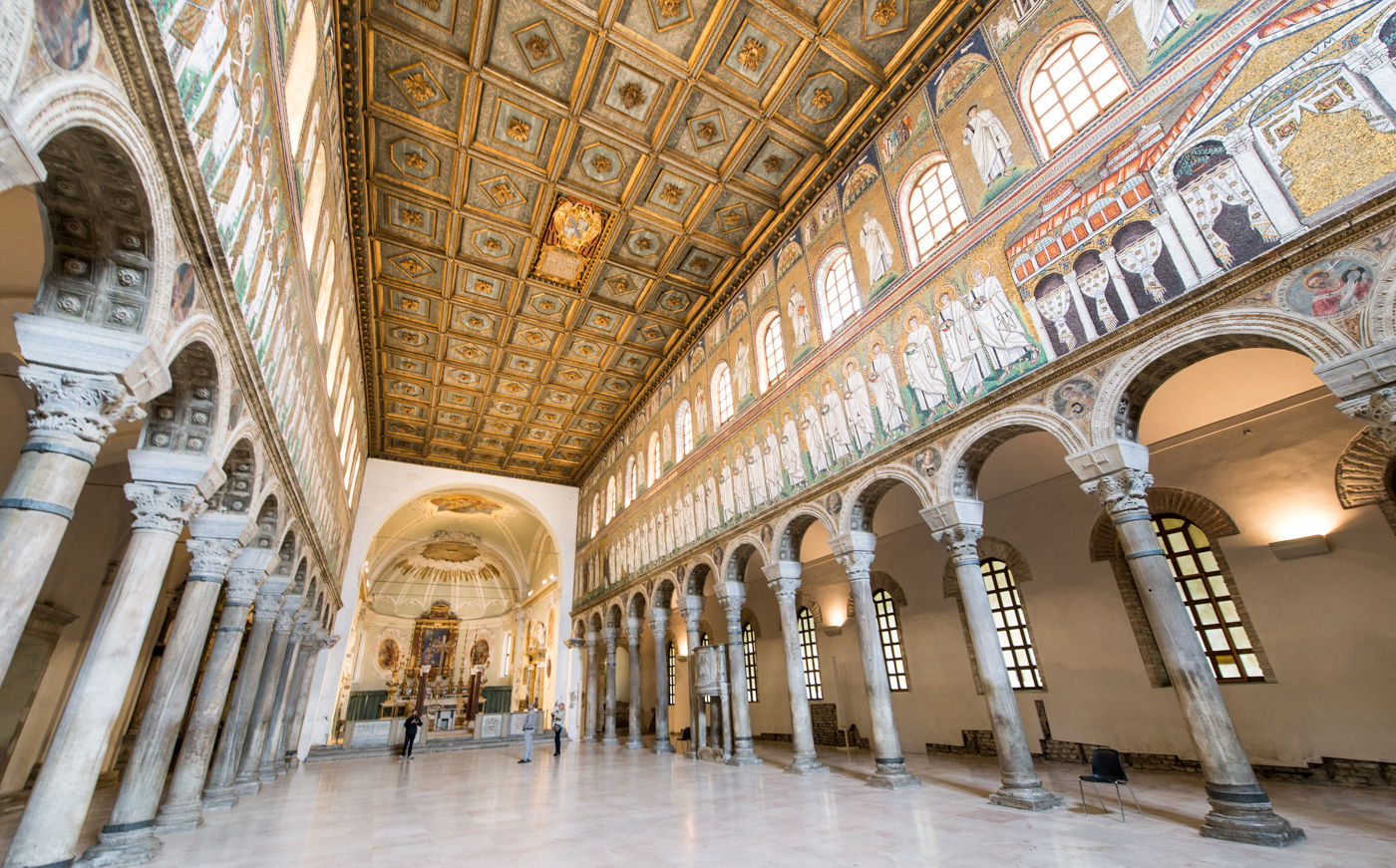 INTERIOR DE LA BASILICA DE SAN APOLINAR NUOVO - SIGLO VI. Location:  BASILICA DE SAN APOLINAR NUOVO, RAVENA, ITALIA Stock Photo - Alamy