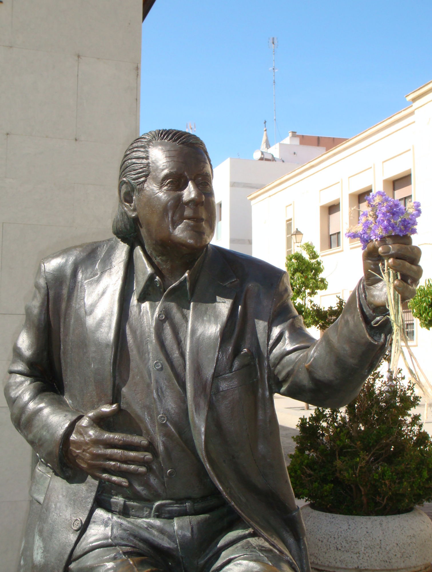 Monumento a Chano Lobato, por Almudena