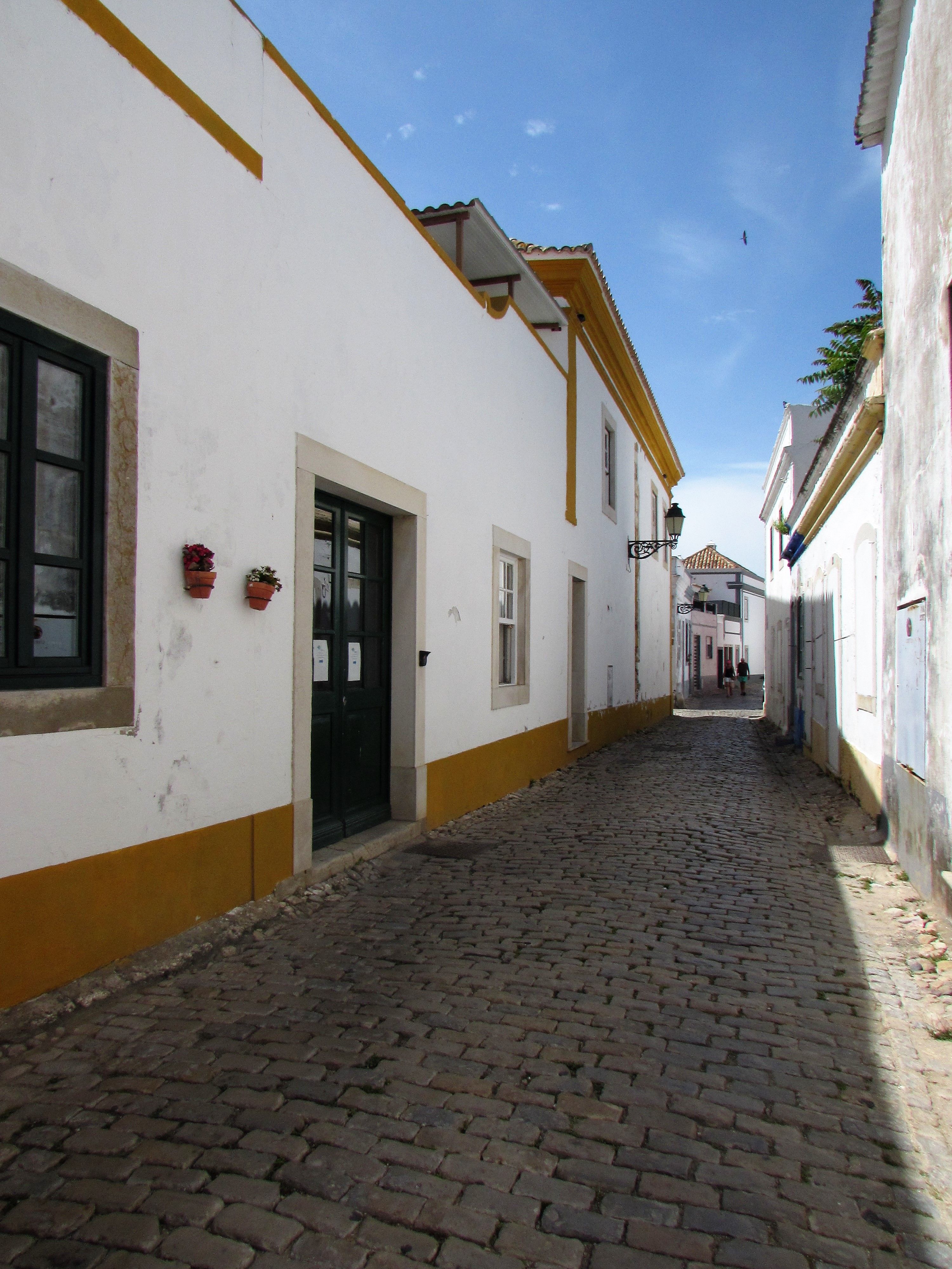 Rua do Trem, por Helena Compadre