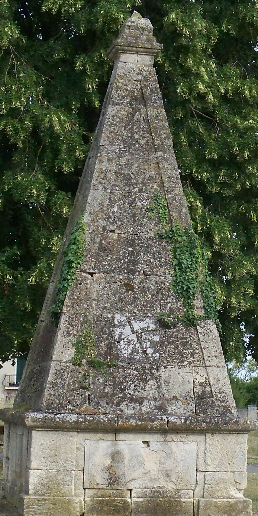 Monumento Mme Jarry de Mancy, por Gwendoline Yzèbe