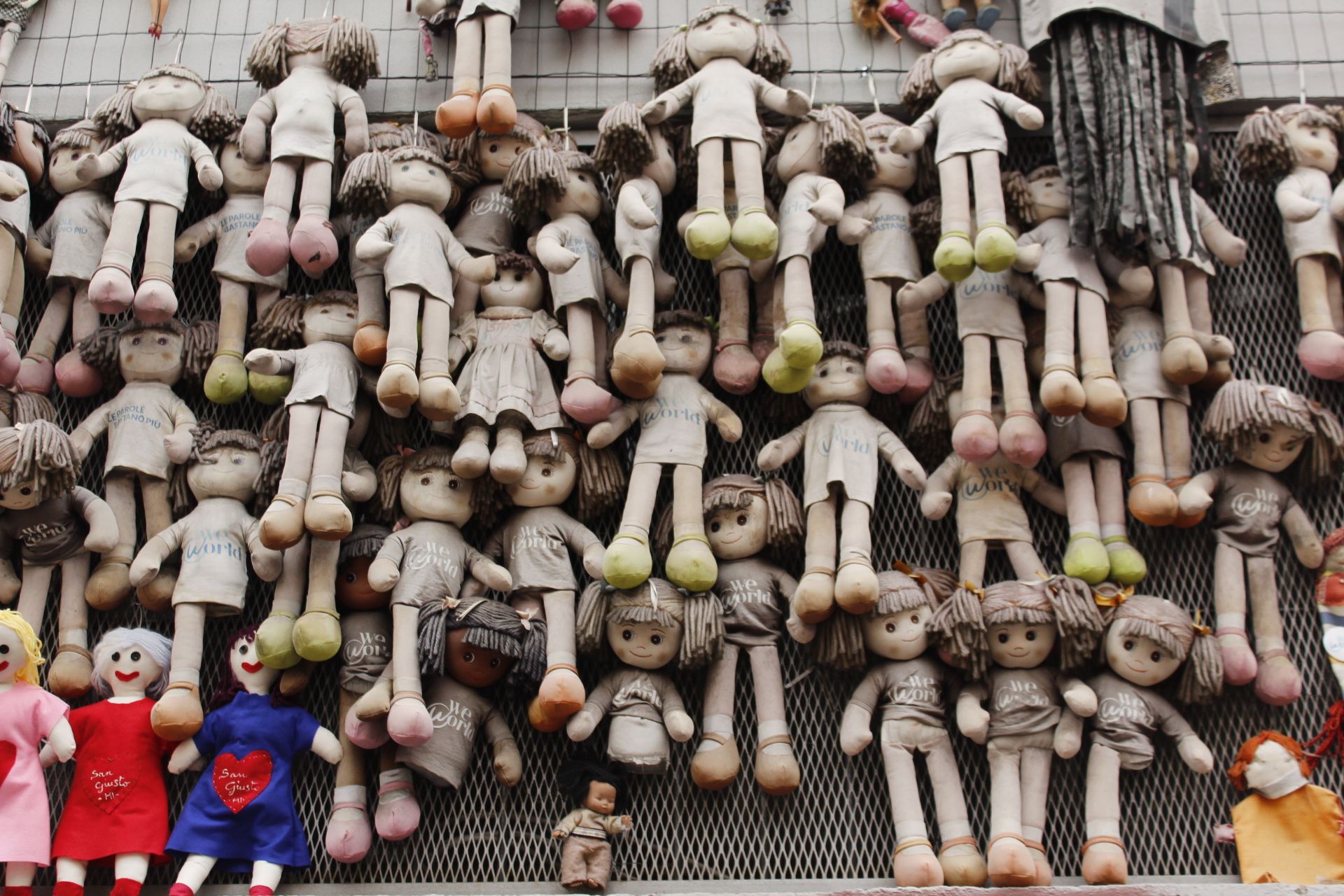 Wall of Dolls, por Sebastian Muñoz
