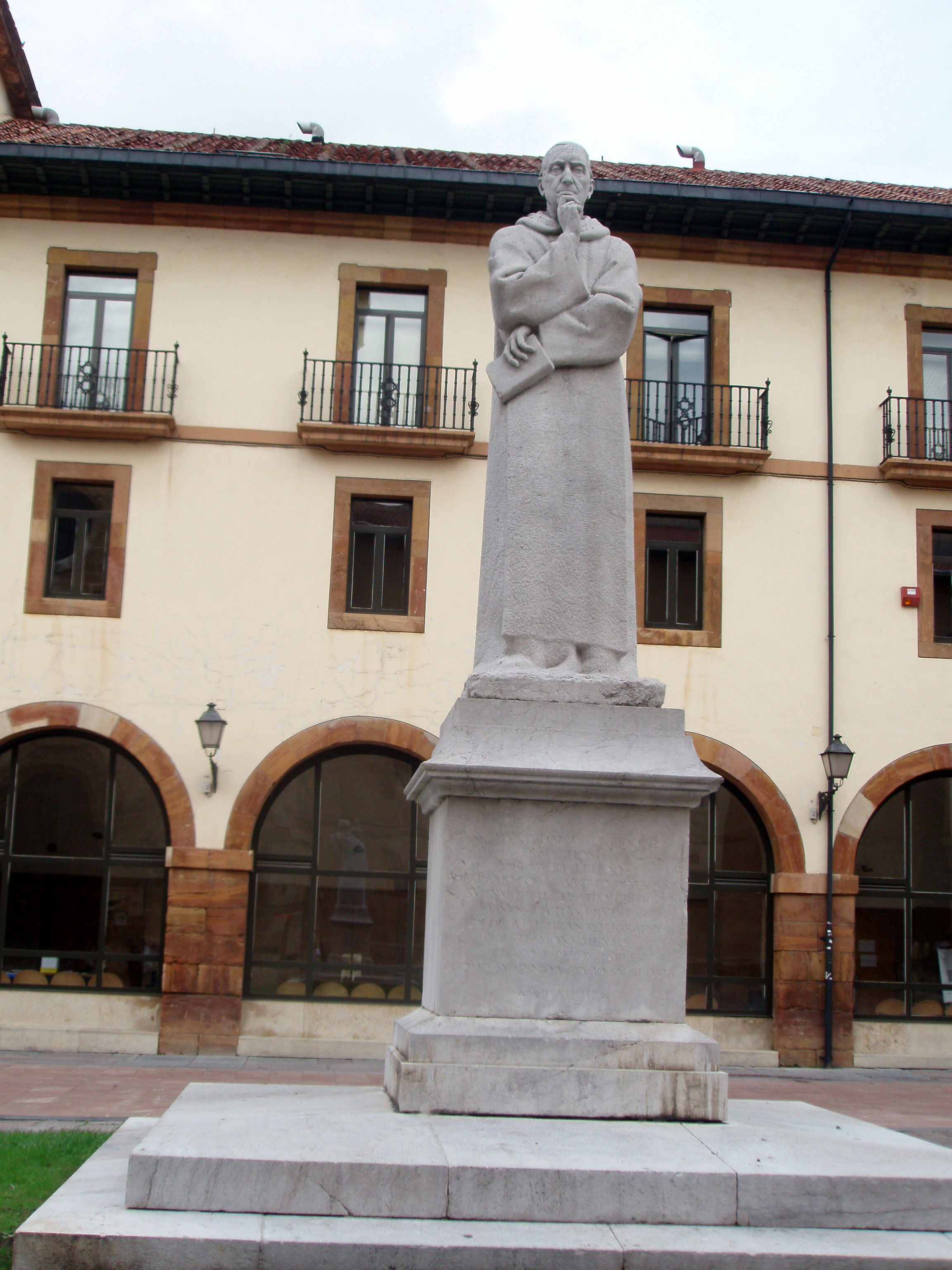 Estatua de Fray Benito Feijóo, por Joxu