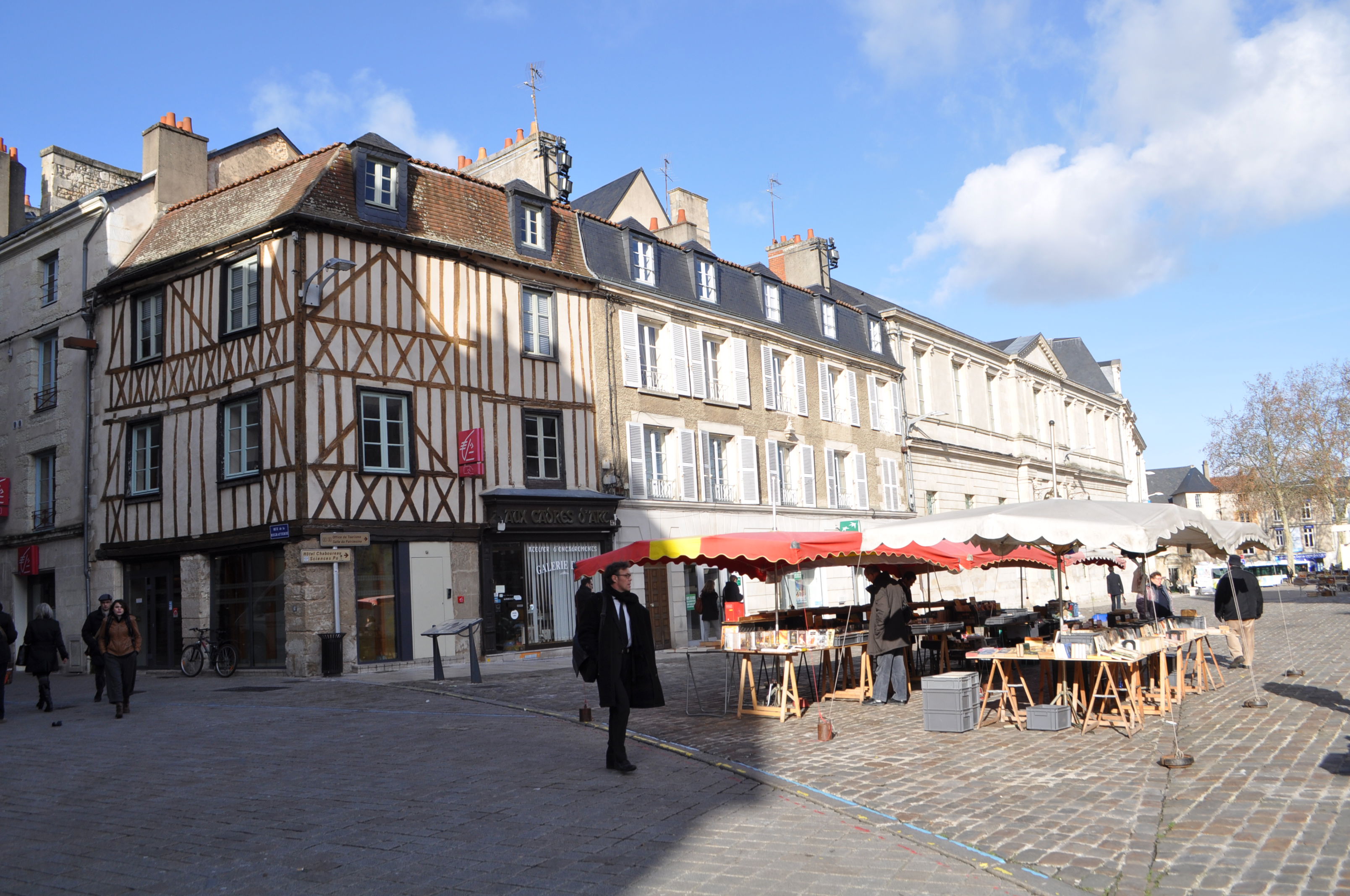 Mercados en Poitiers: Descubre sabores y tradiciones únicas