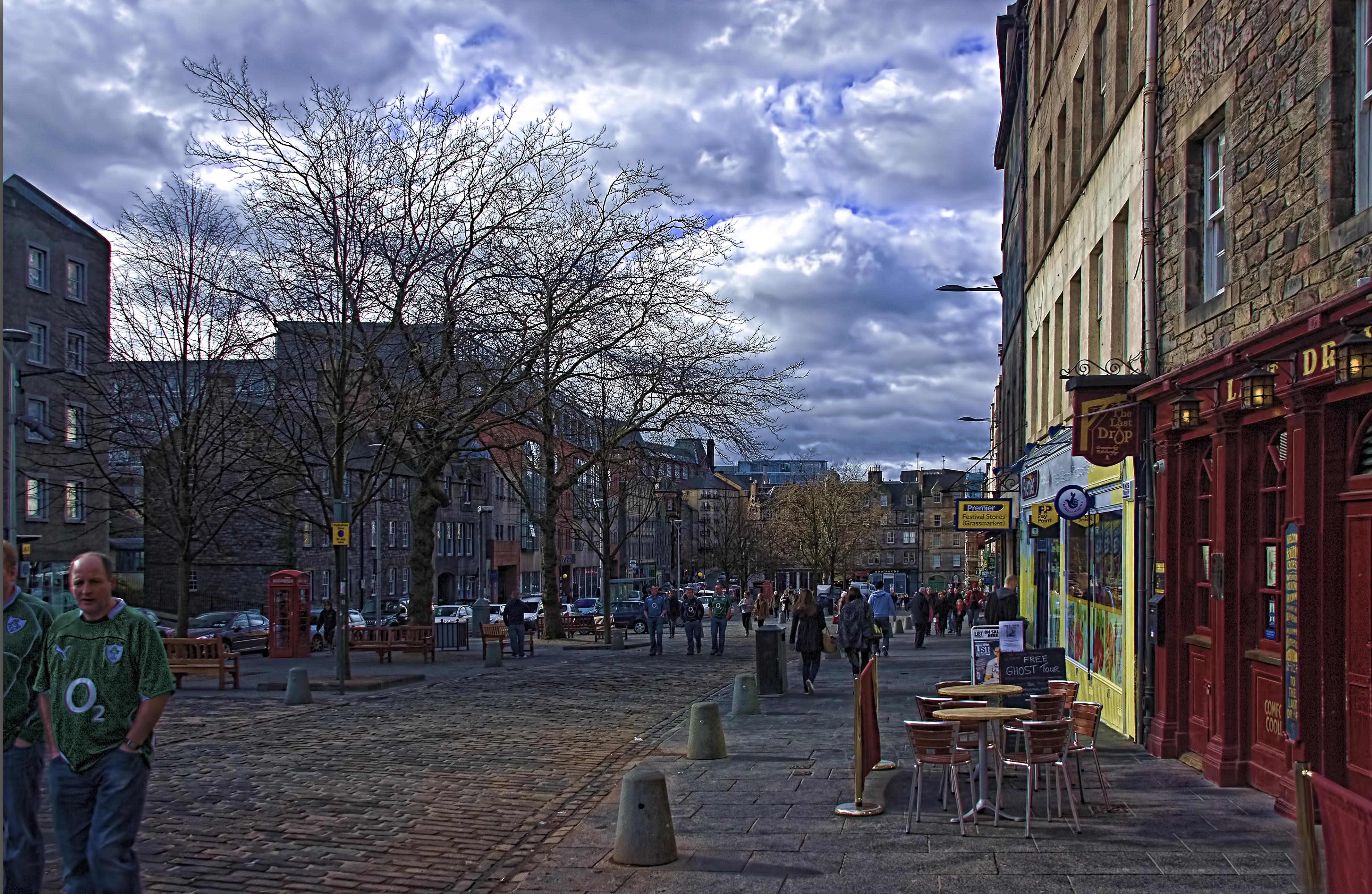 Plazas en Edimburgo que invitan a explorar y disfrutar del encanto urbano