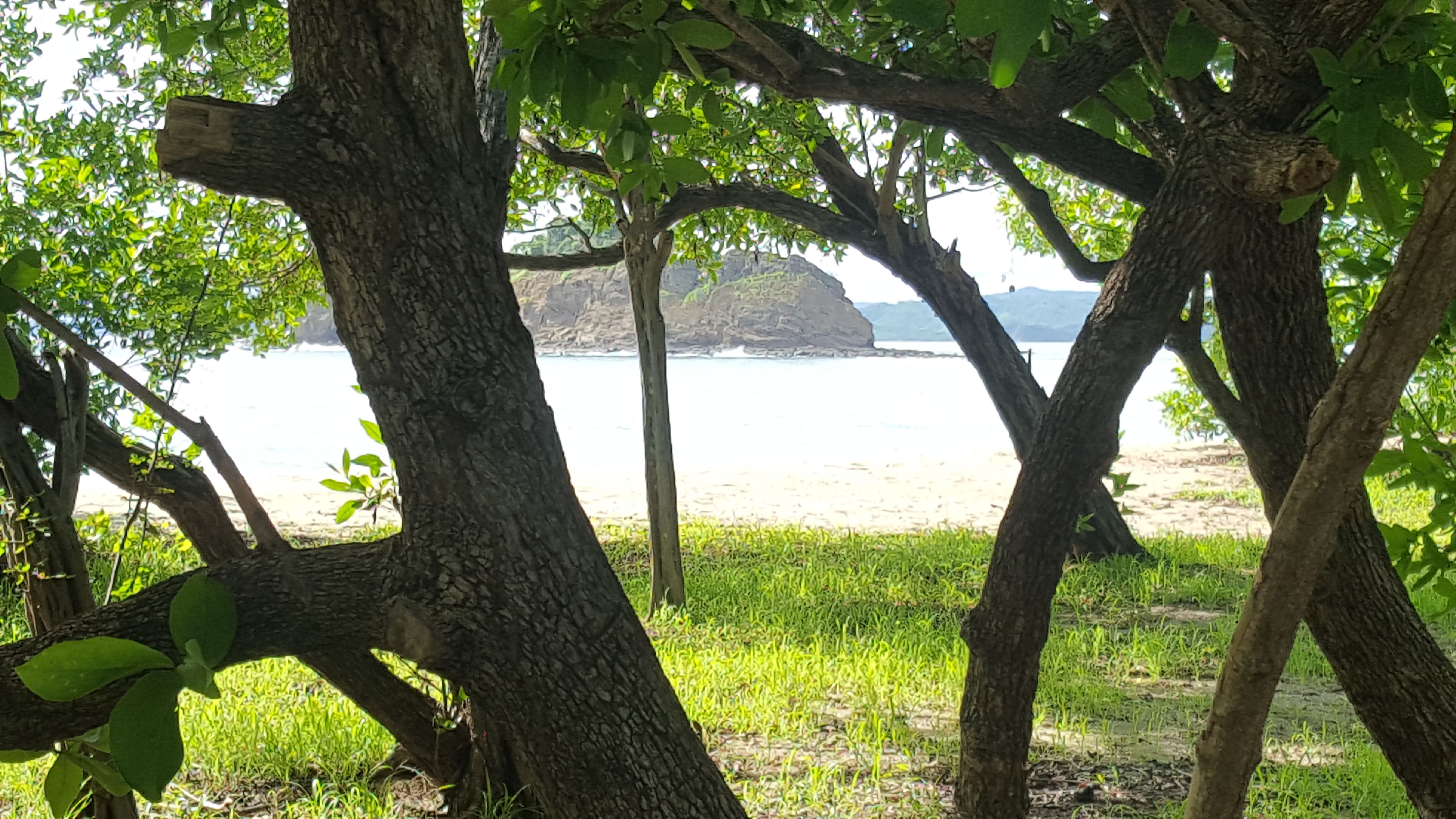 Playa rajada, por Luis Andres Chaves Vega