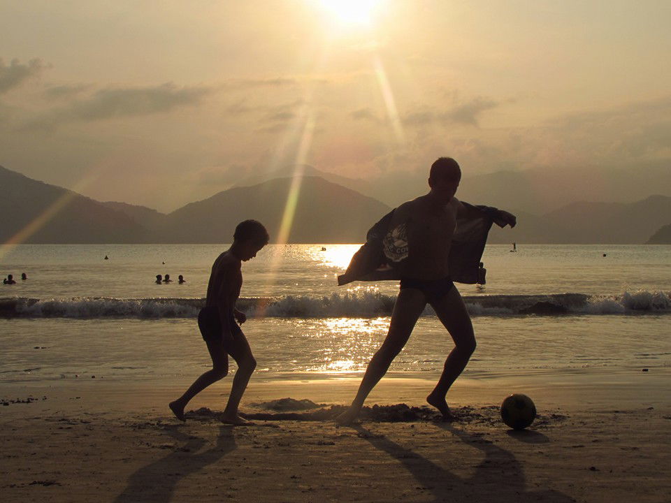 Praia do Lázaro, por Vitória Mantovani