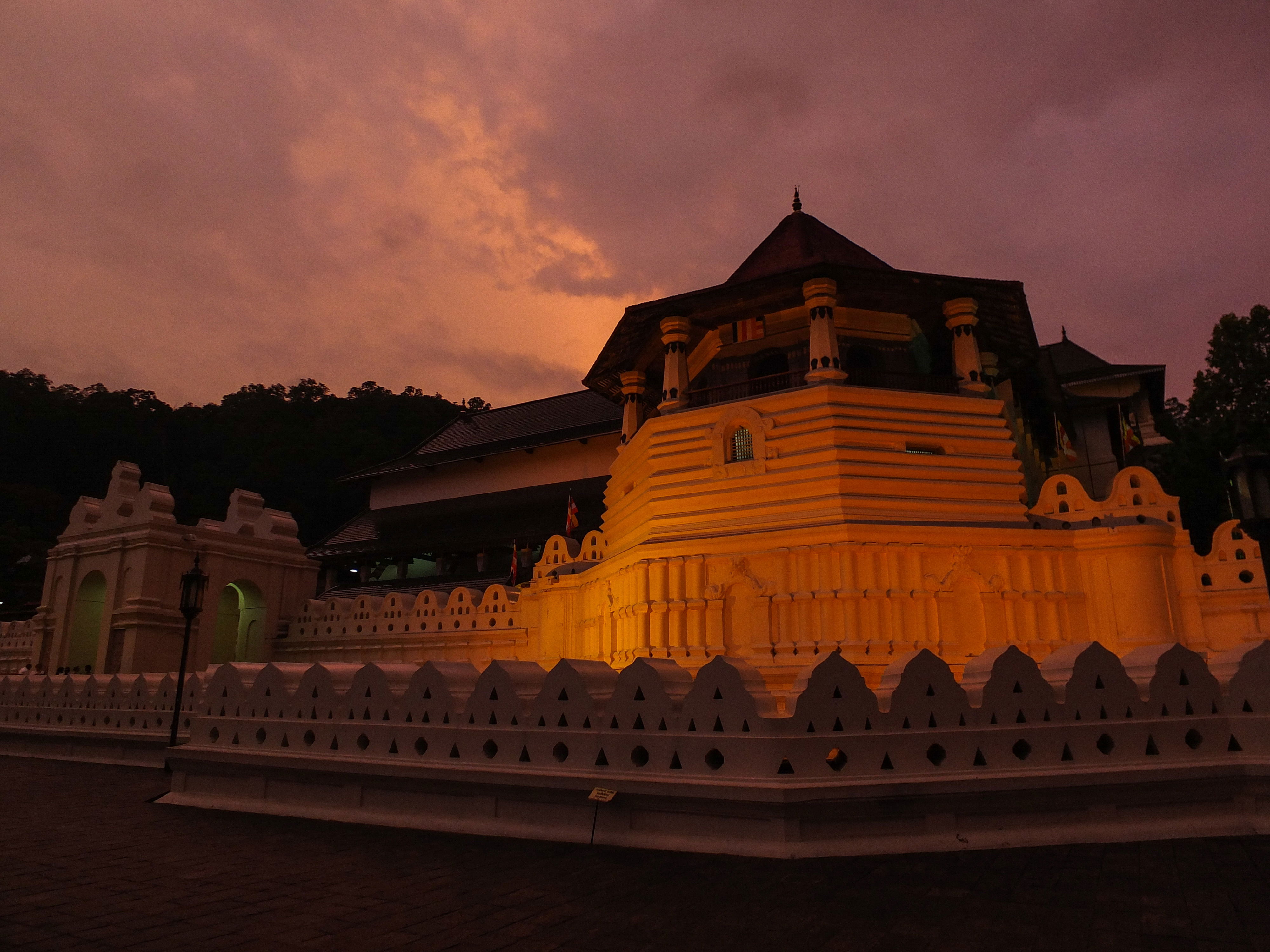 Monumentos históricos en Maha Nuwara: un viaje a la herencia cultural