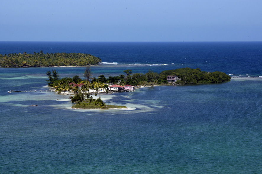 Vista aerea de Los Cayos Zapotillos o Sapodilla Cays, por Marta Padilla