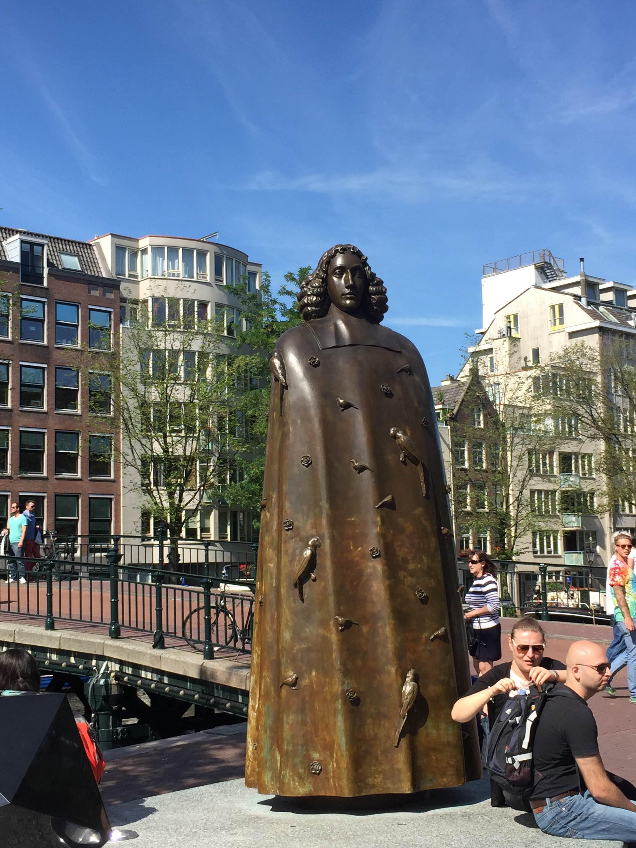 Estatua Spinoza, por Andrea Conforti