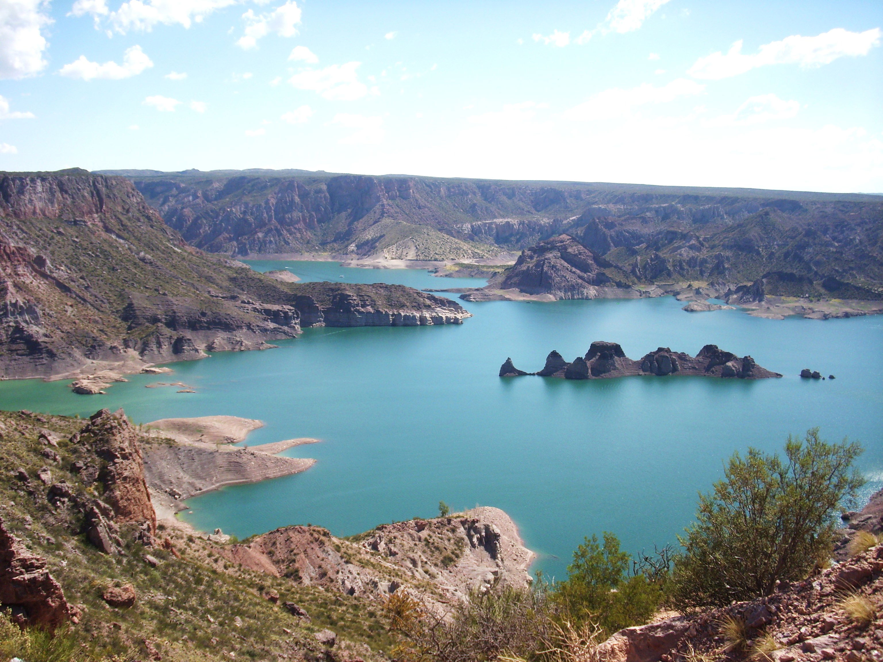 El Submarino del Embalse del Valle Grande, por MELITHA  BLASCO