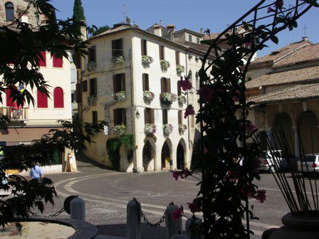 Hotels near Via Regina Cornaro. Where to sleep near Via Regina Cornaro